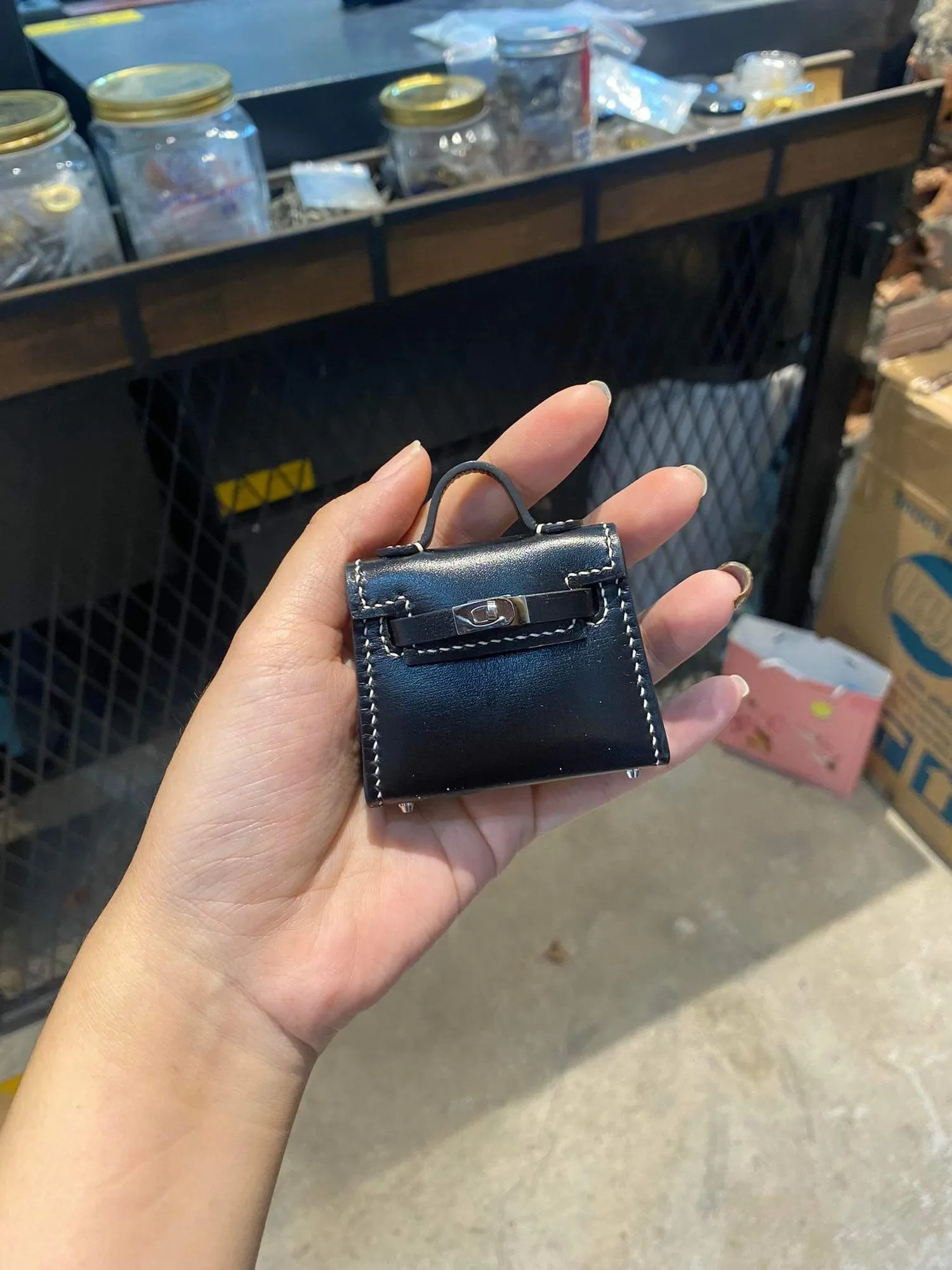 Ảnh Studio Charm đeo túi dáng túi mini da cá sấu và da bò - Koi Leather