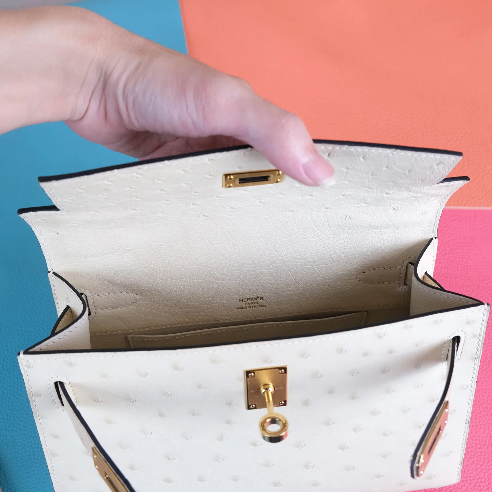 Ảnh Studio Túi xách da đà điểu màu trắng nắp gập khóa xoay - Koi Leather