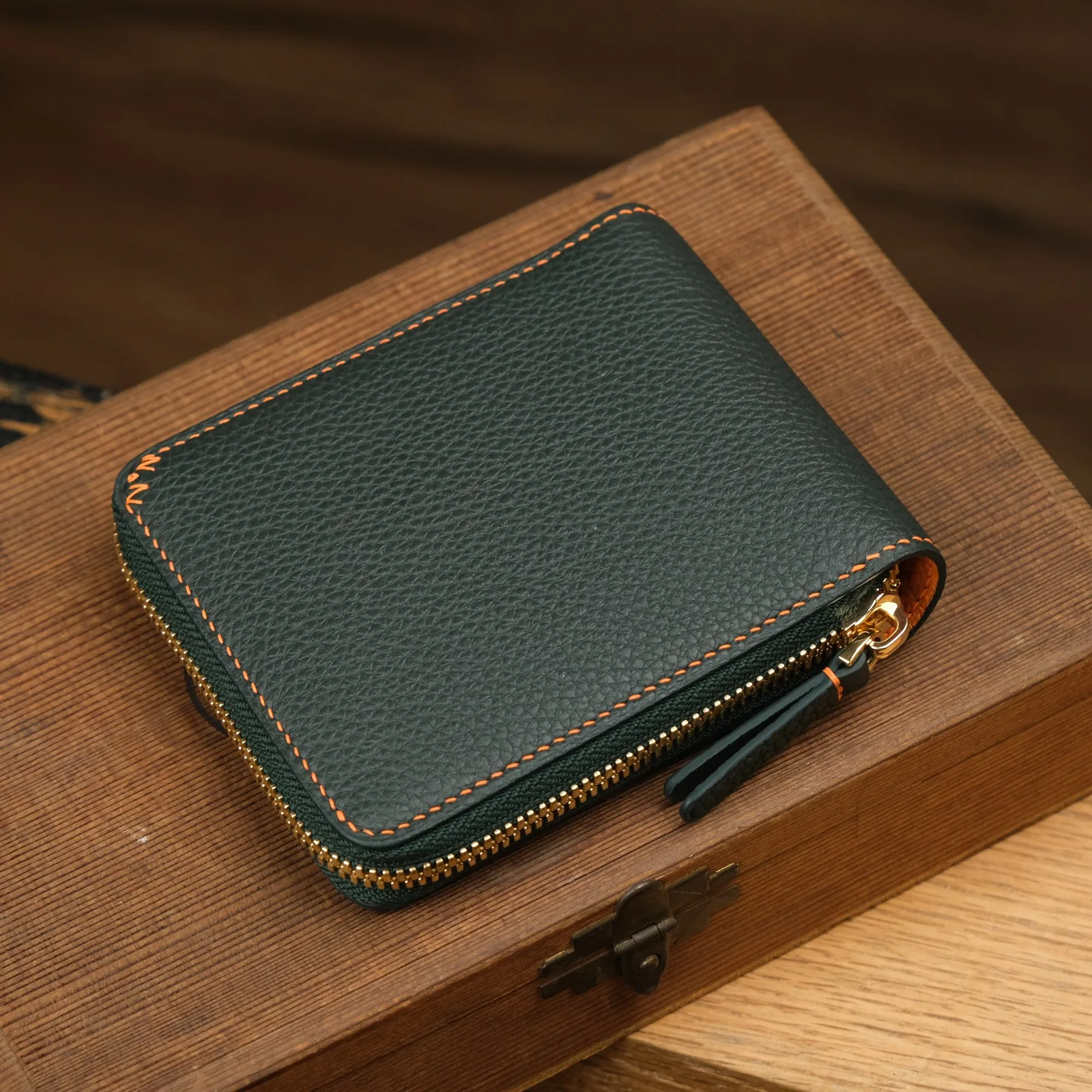 Ảnh Studio Ví zip gập da bò Epsom xanh lá phối cam - Koi Leather
