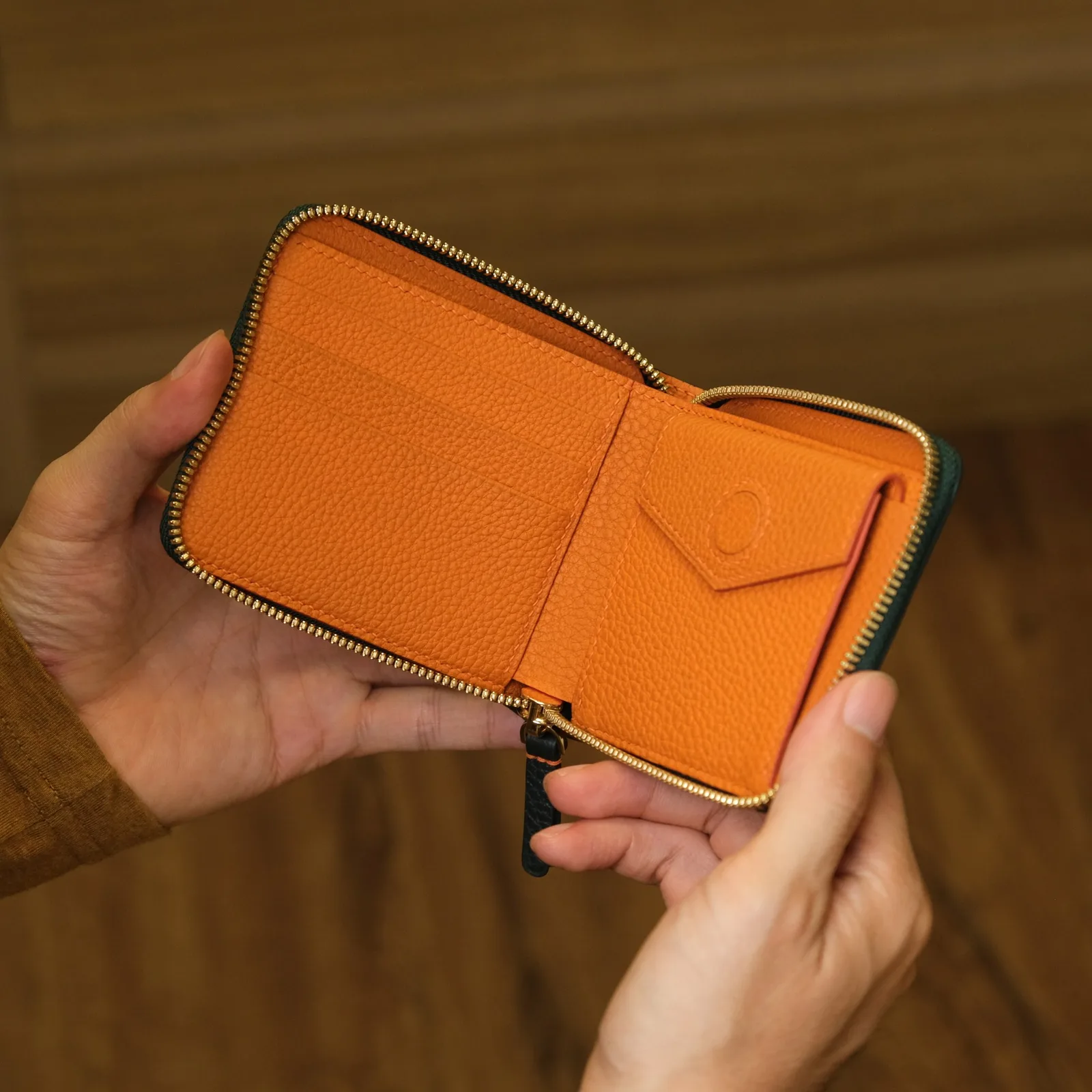 Ảnh Lifestyle Ví zip gập da bò Epsom xanh lá phối cam - Koi Leather