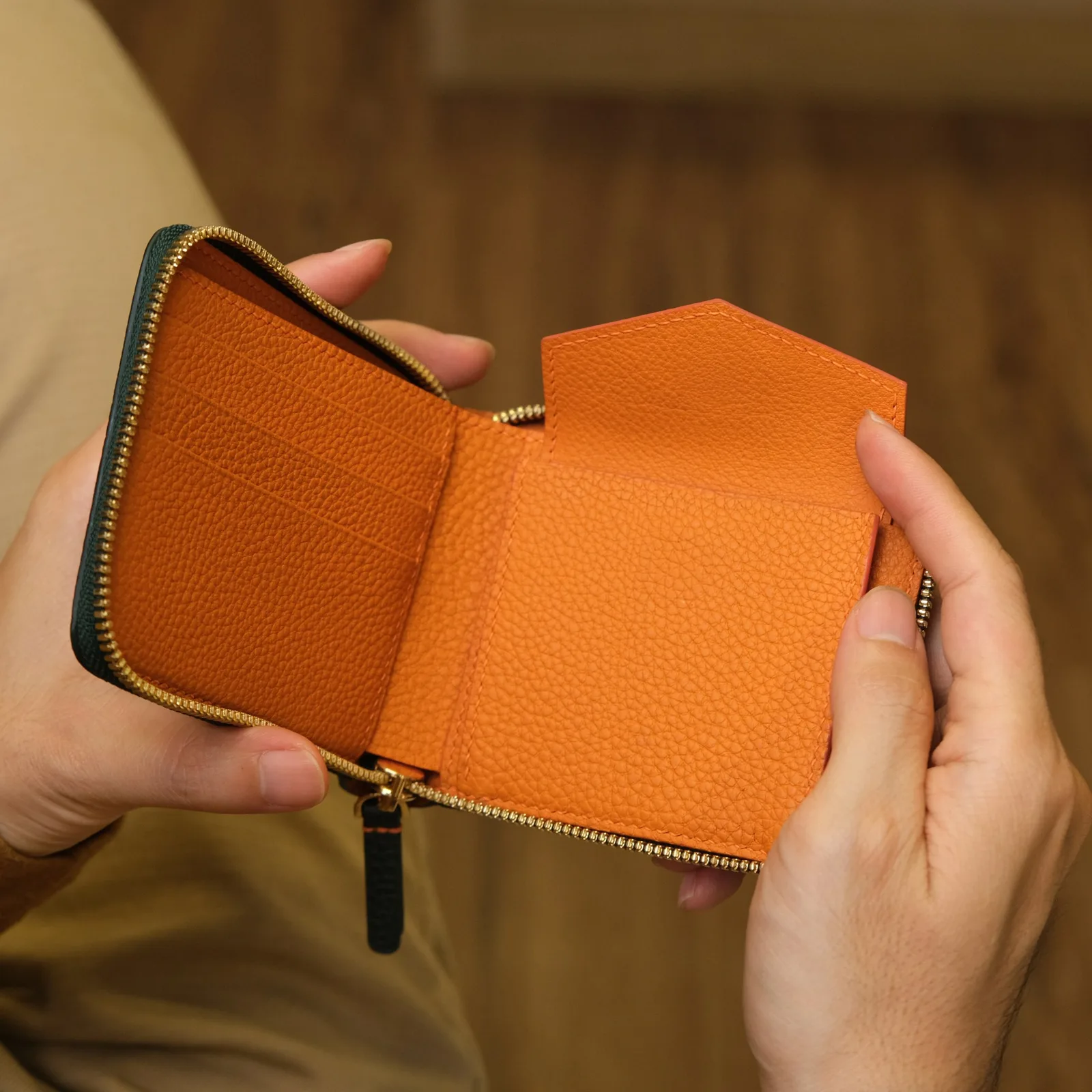 Ảnh Lifestyle Ví zip gập da bò Epsom xanh lá phối cam - Koi Leather