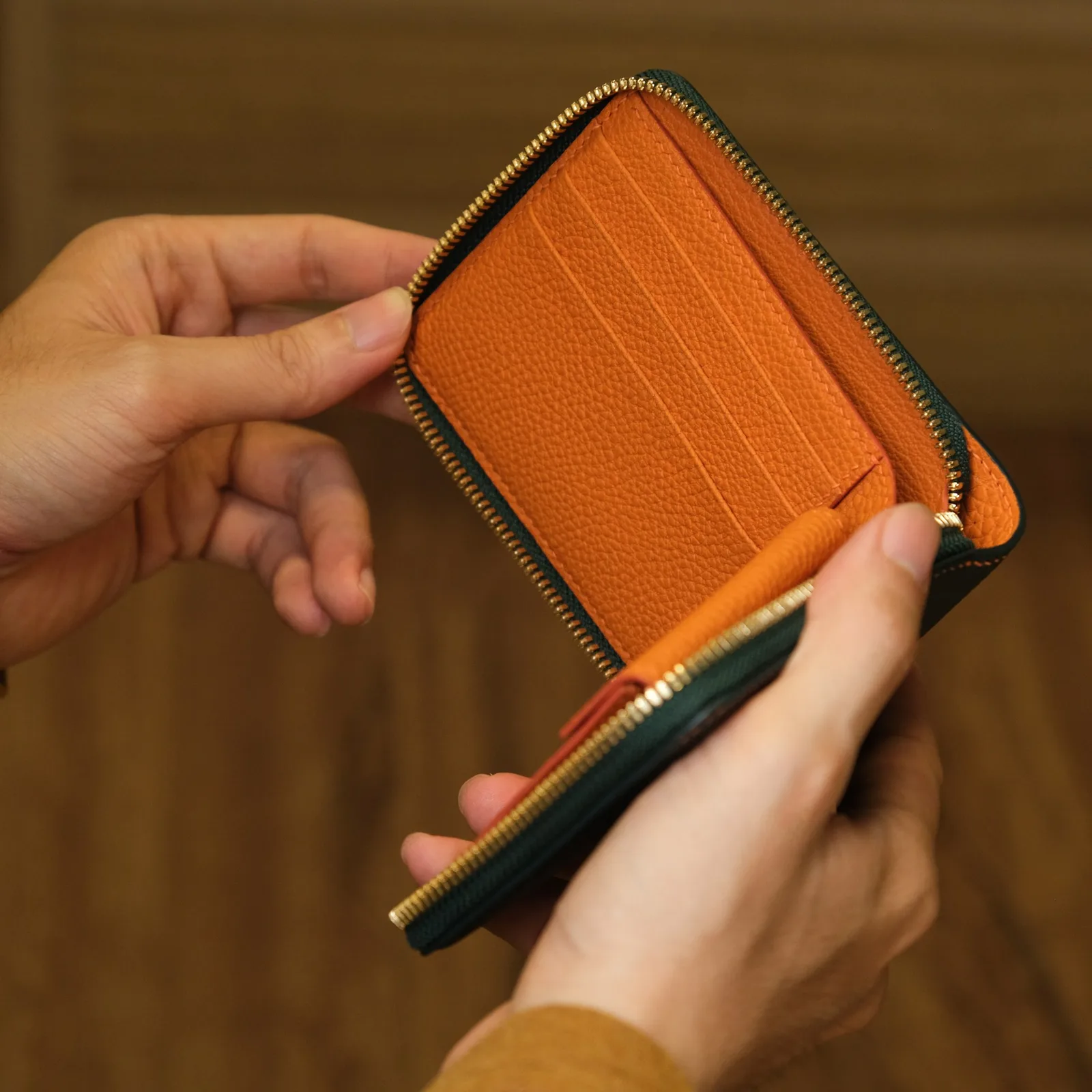 Ảnh Lifestyle Ví zip gập da bò Epsom xanh lá phối cam - Koi Leather