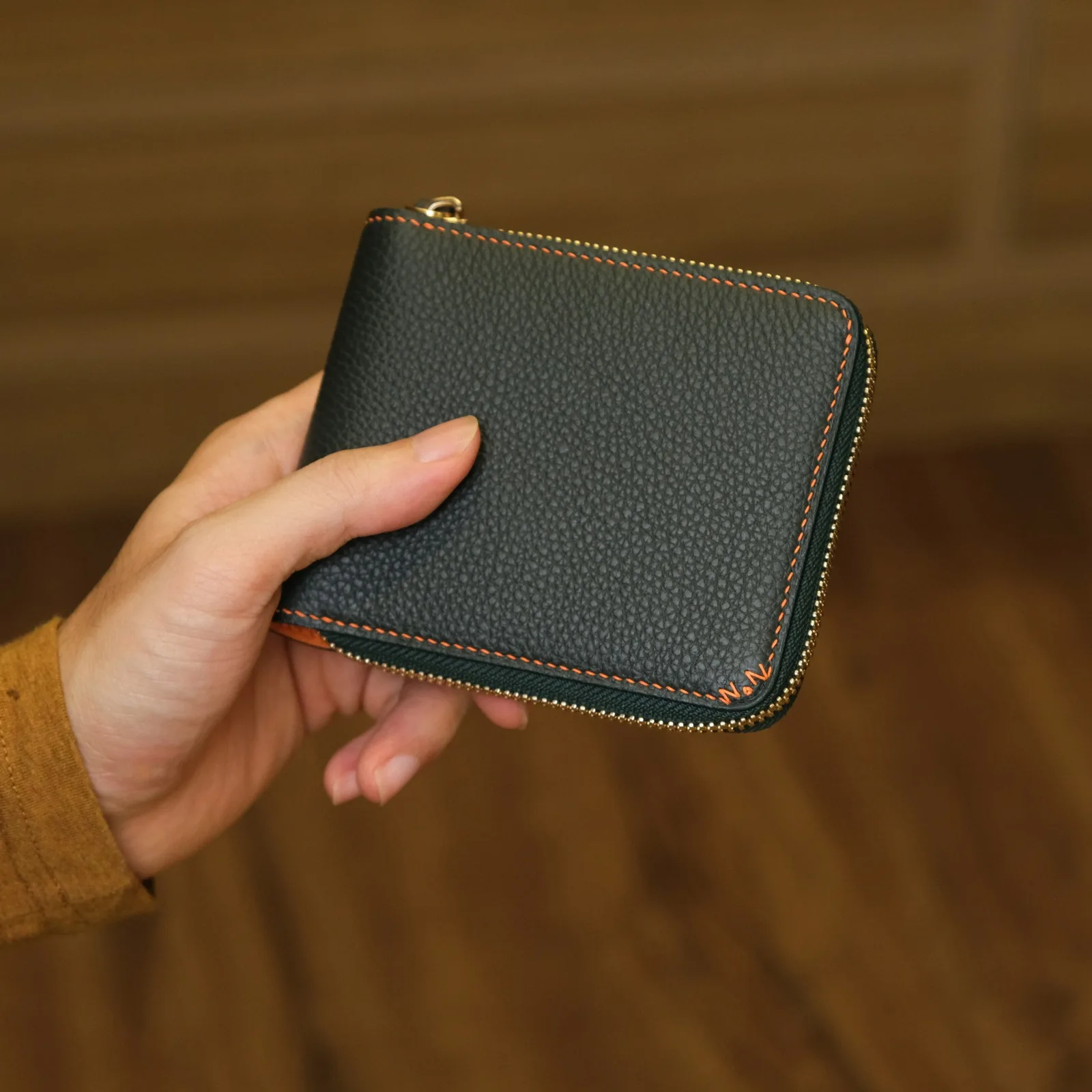 Ảnh Lifestyle Ví zip gập da bò Epsom xanh lá phối cam - Koi Leather