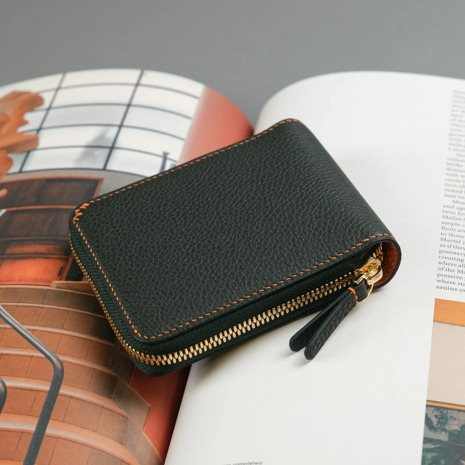 Ảnh Lifestyle Ví zip gập da bò Epsom xanh lá phối cam - Koi Leather