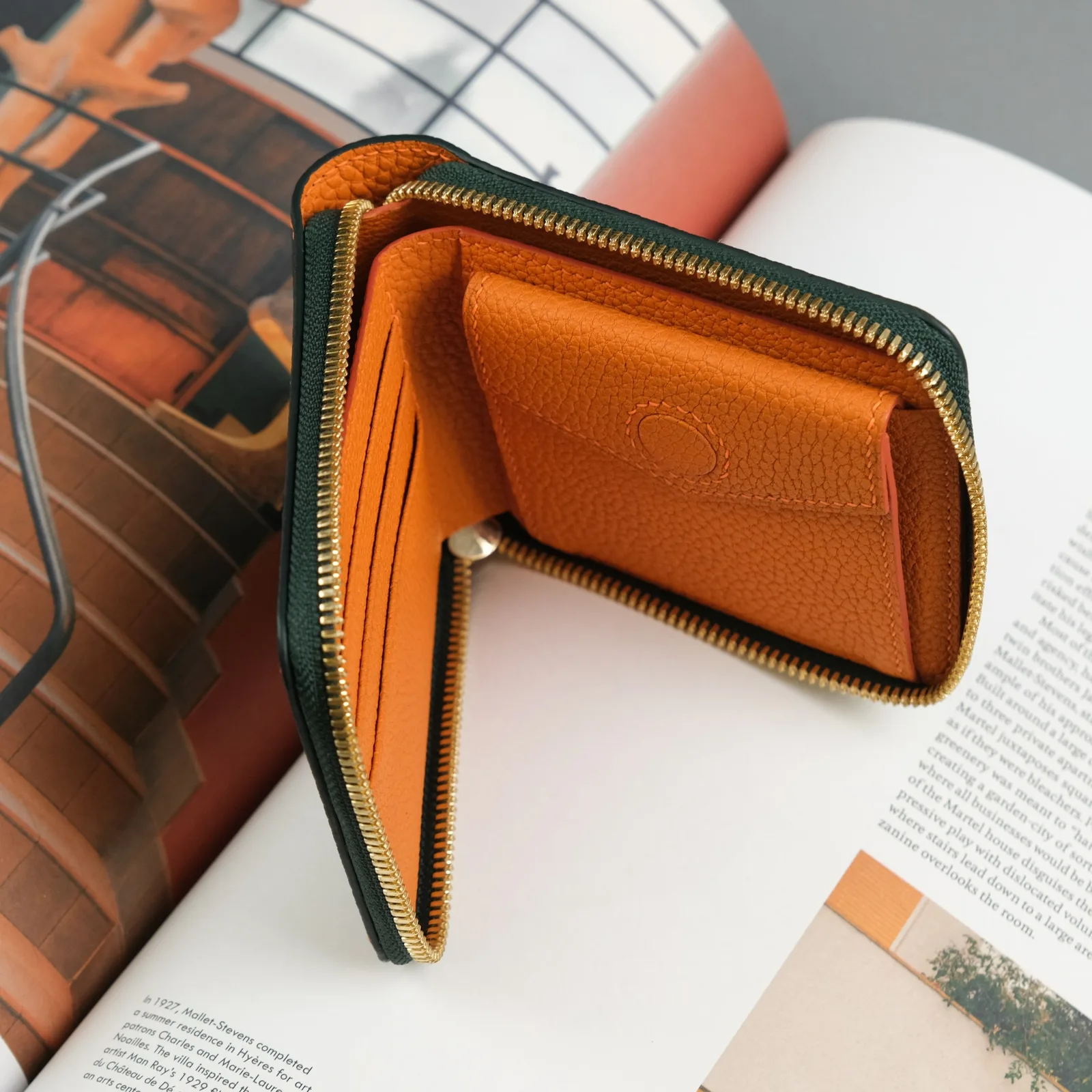 Ảnh Lifestyle Ví zip gập da bò Epsom xanh lá phối cam - Koi Leather