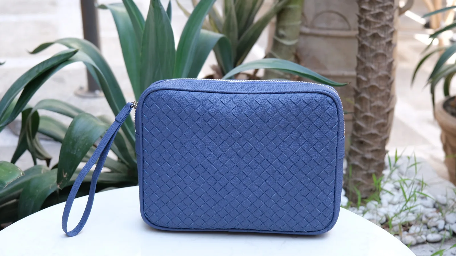 Ảnh Studio Clutch da bò Togo đan thủ công màu xanh dương - Koi Leather