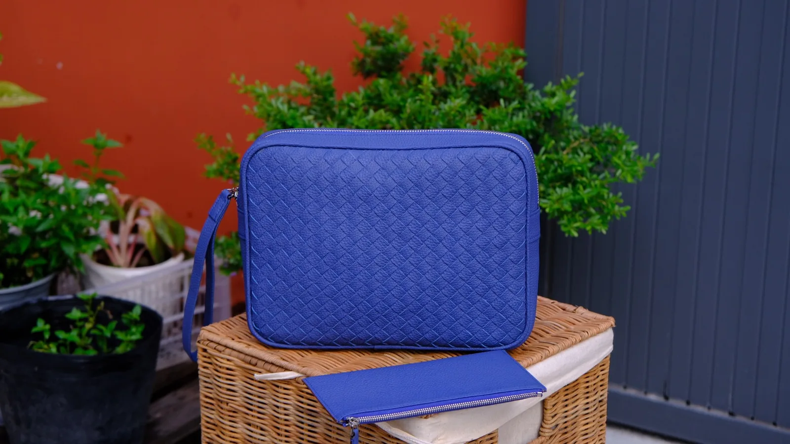 Ảnh Studio Clutch da bò Togo đan thủ công màu xanh dương - Koi Leather
