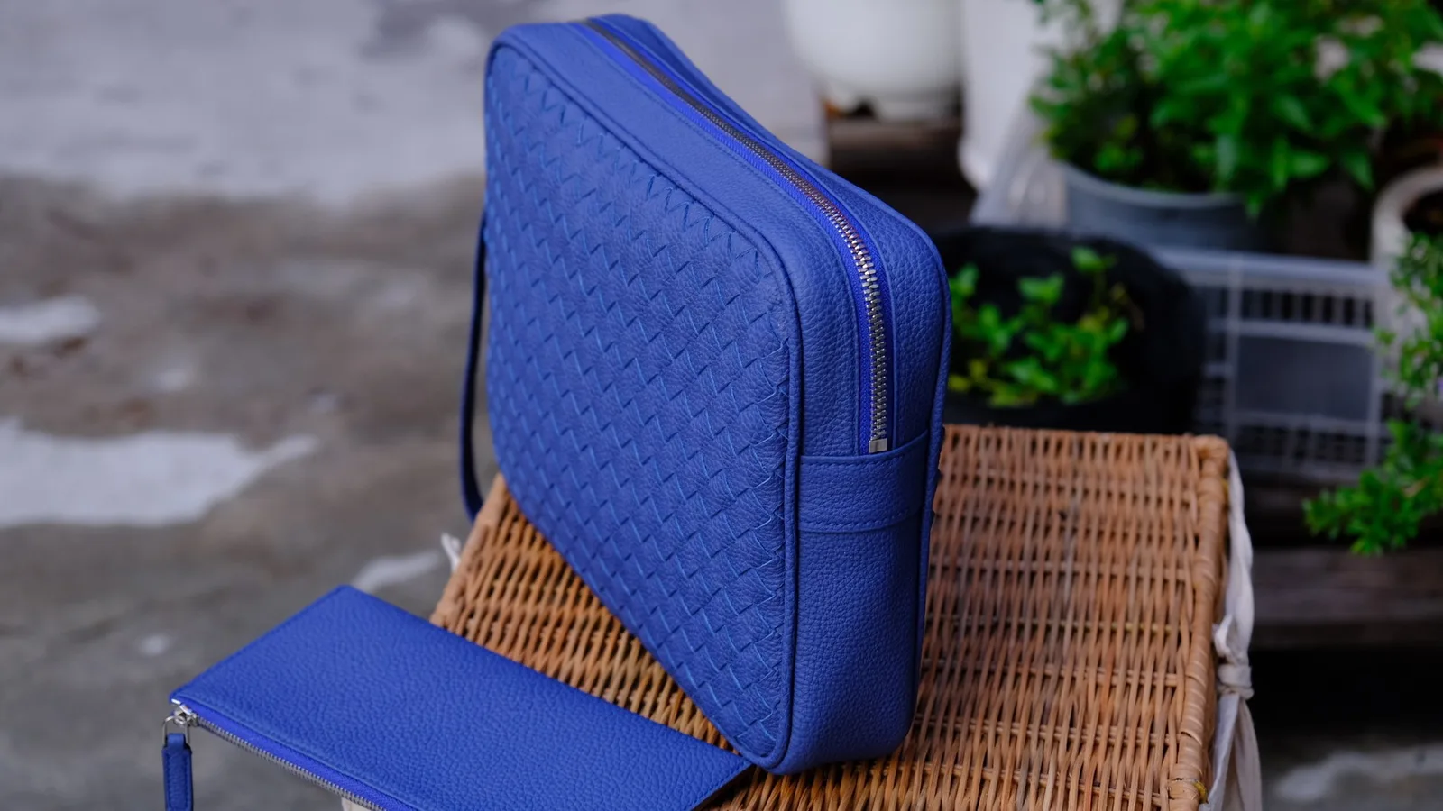 Ảnh Studio Clutch da bò Togo đan thủ công màu xanh dương - Koi Leather