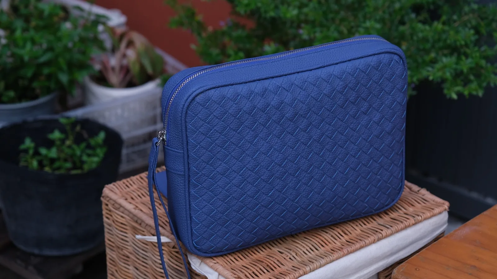 Ảnh Studio Clutch da bò Togo đan thủ công màu xanh dương - Koi Leather
