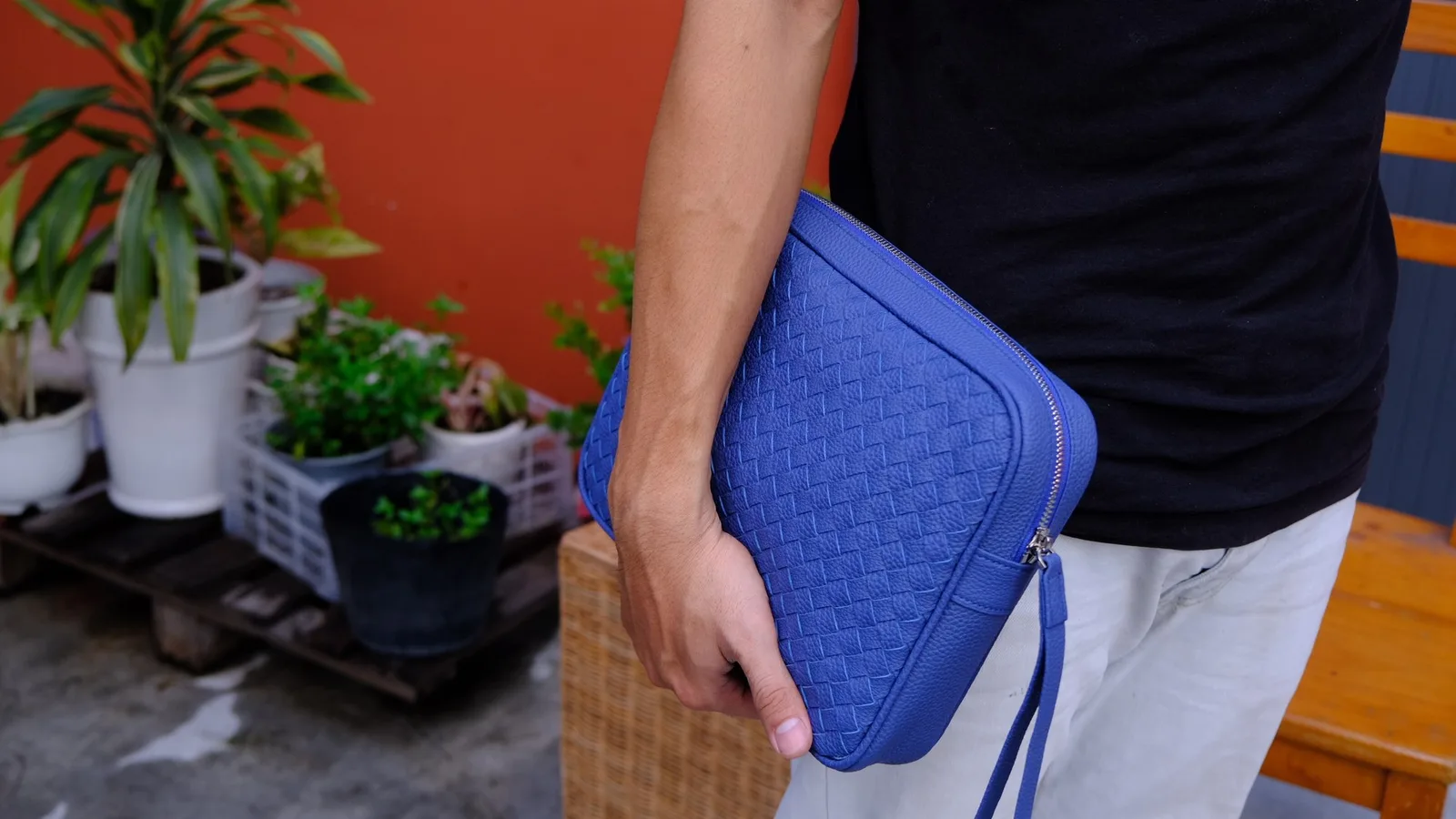 Ảnh Lifestyle Clutch da bò Togo đan thủ công màu xanh dương - Koi Leather