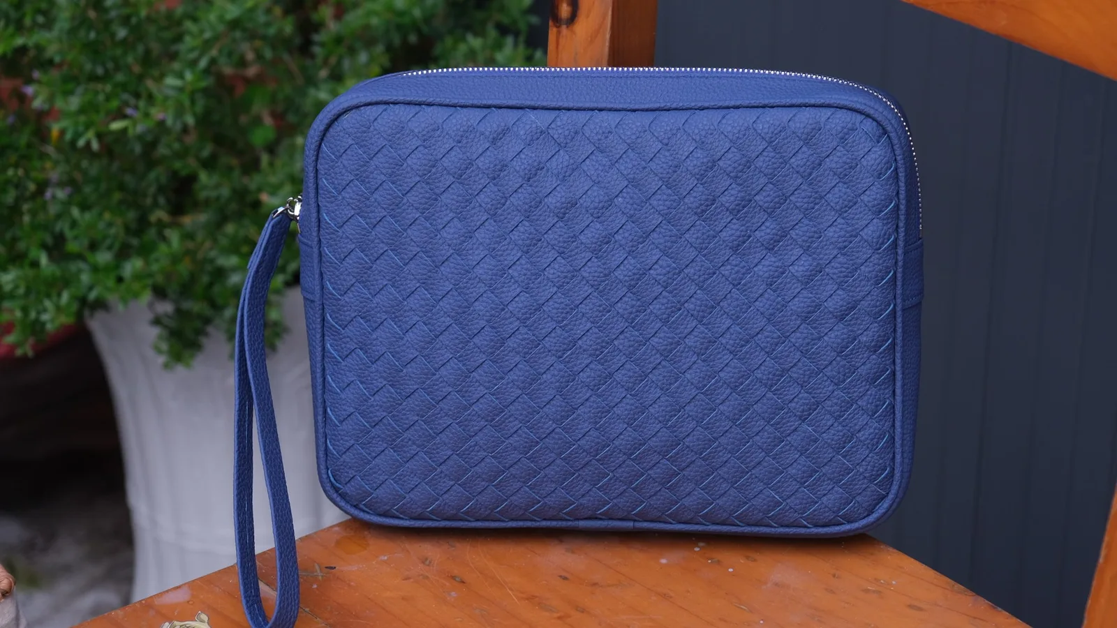 Ảnh Studio Clutch da bò Togo đan thủ công màu xanh dương - Koi Leather