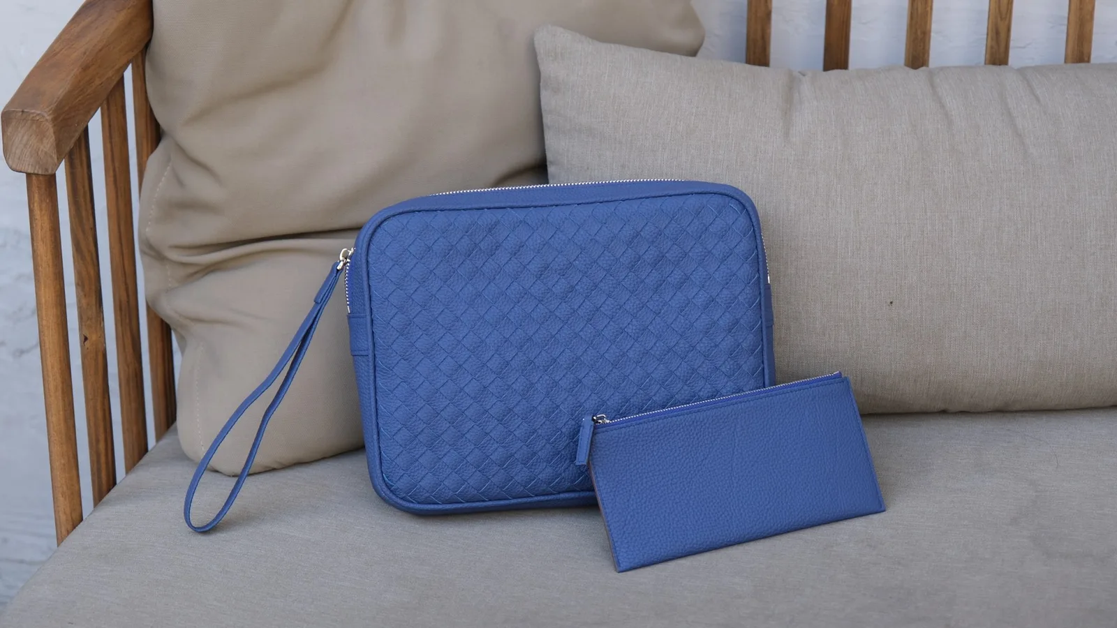 Ảnh Lifestyle Clutch da bò Togo đan thủ công màu xanh dương - Koi Leather