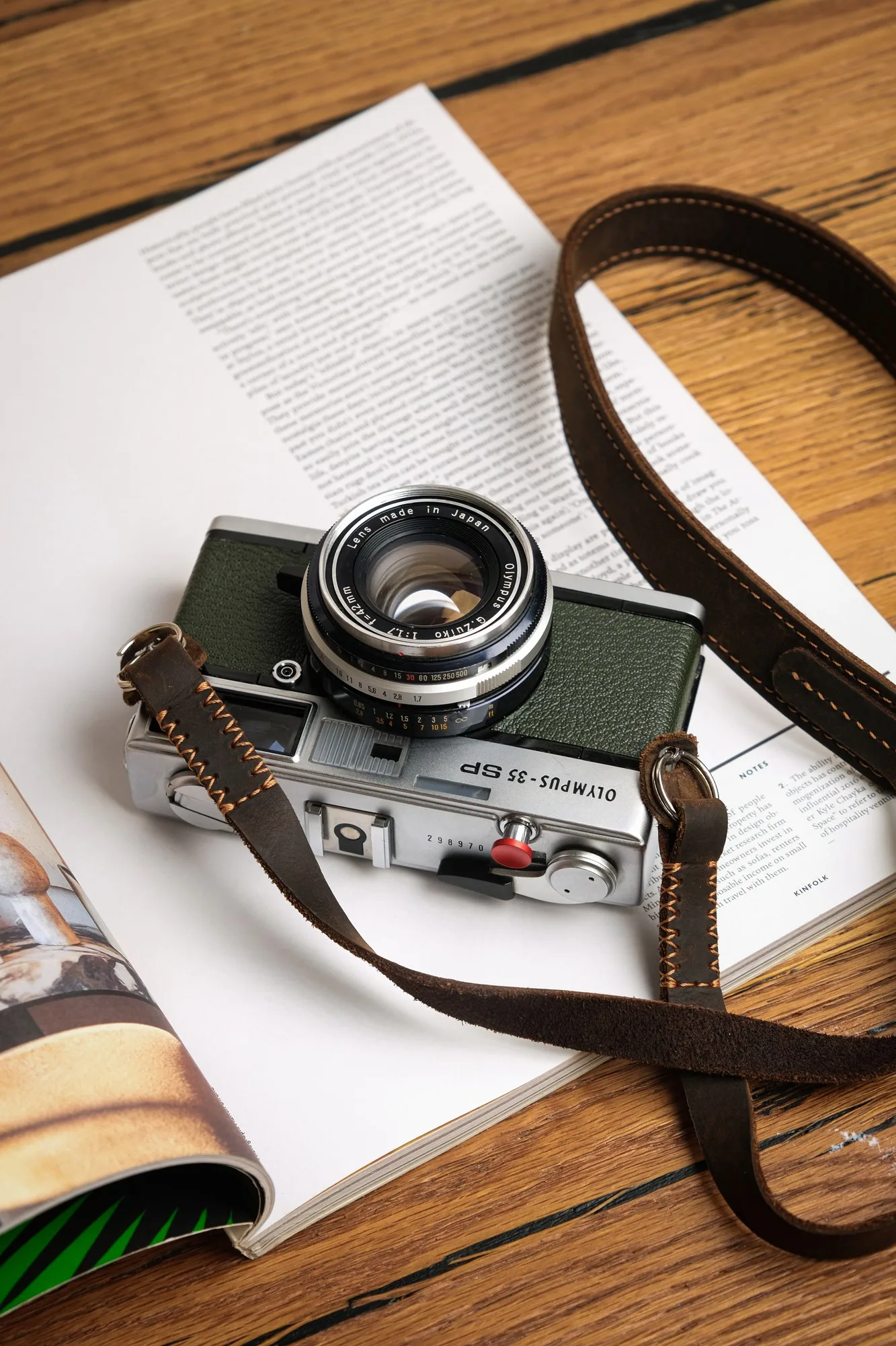 Ảnh Lifestyle Bọc da máy ảnh film da bò màu xanh rêu - Koi Leather
