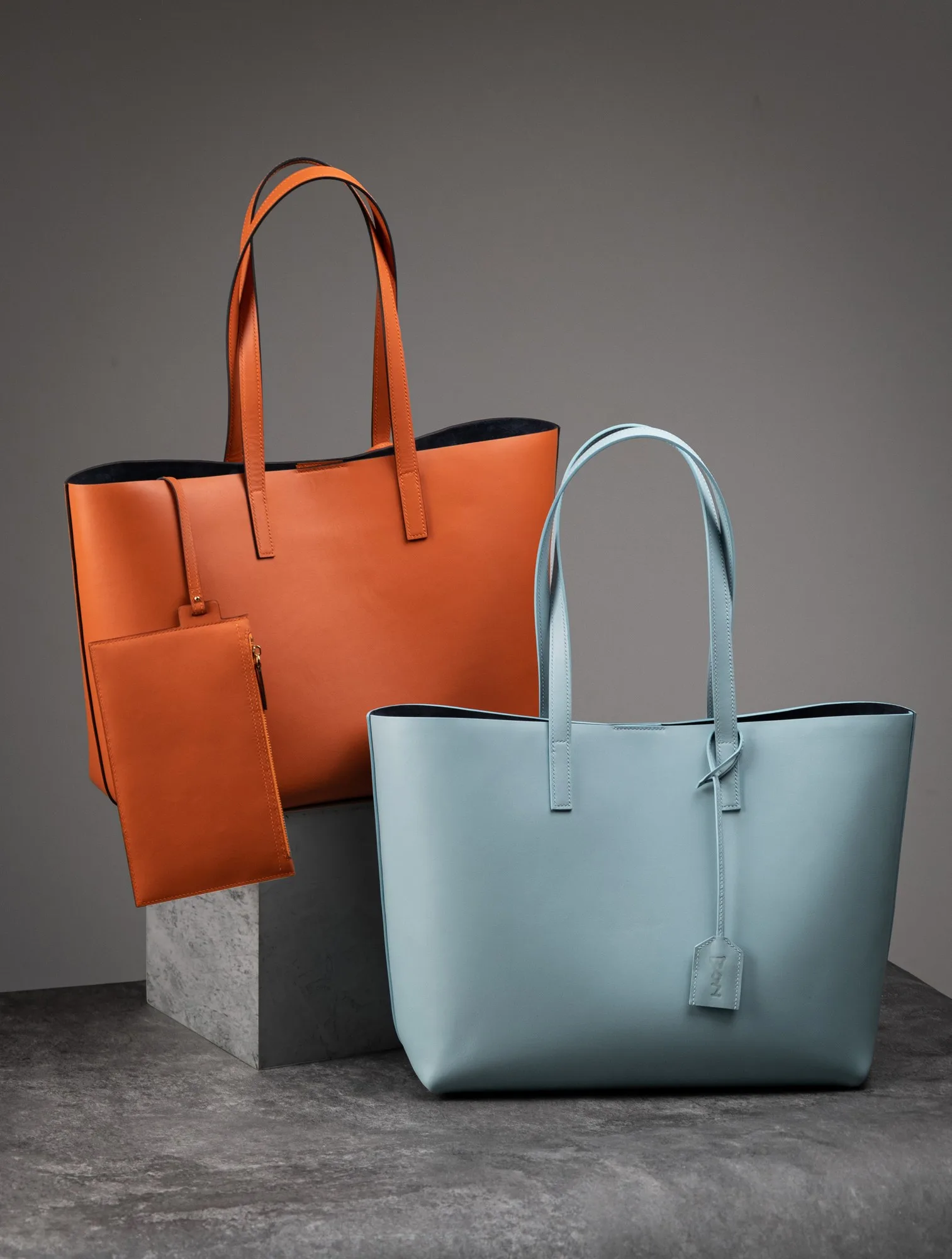 Ảnh Studio Túi tote da bò kèm ví phụ màu cam và xanh - Koi Leather