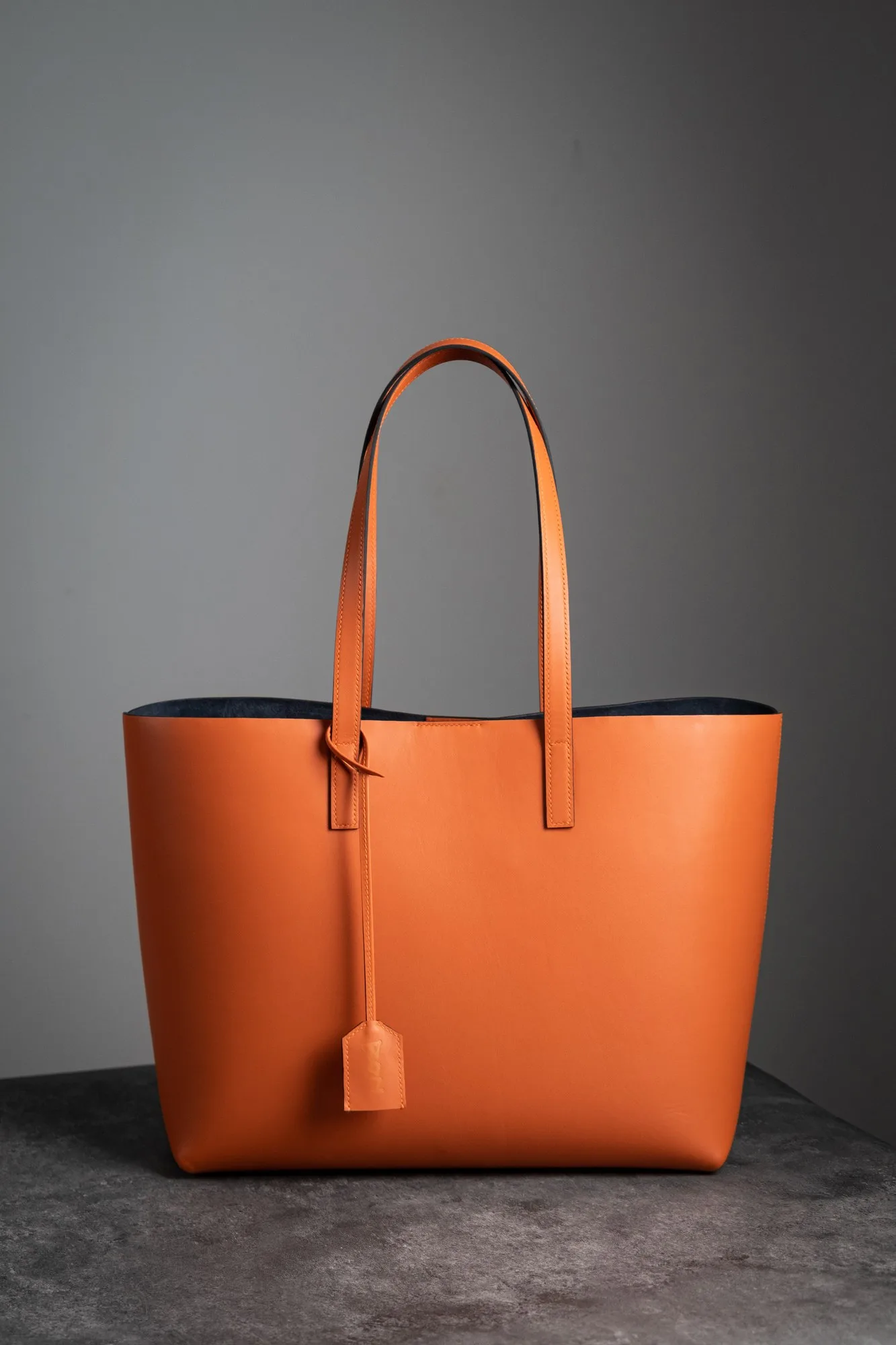 Ảnh Studio Túi tote da bò kèm ví phụ màu cam và xanh - Koi Leather