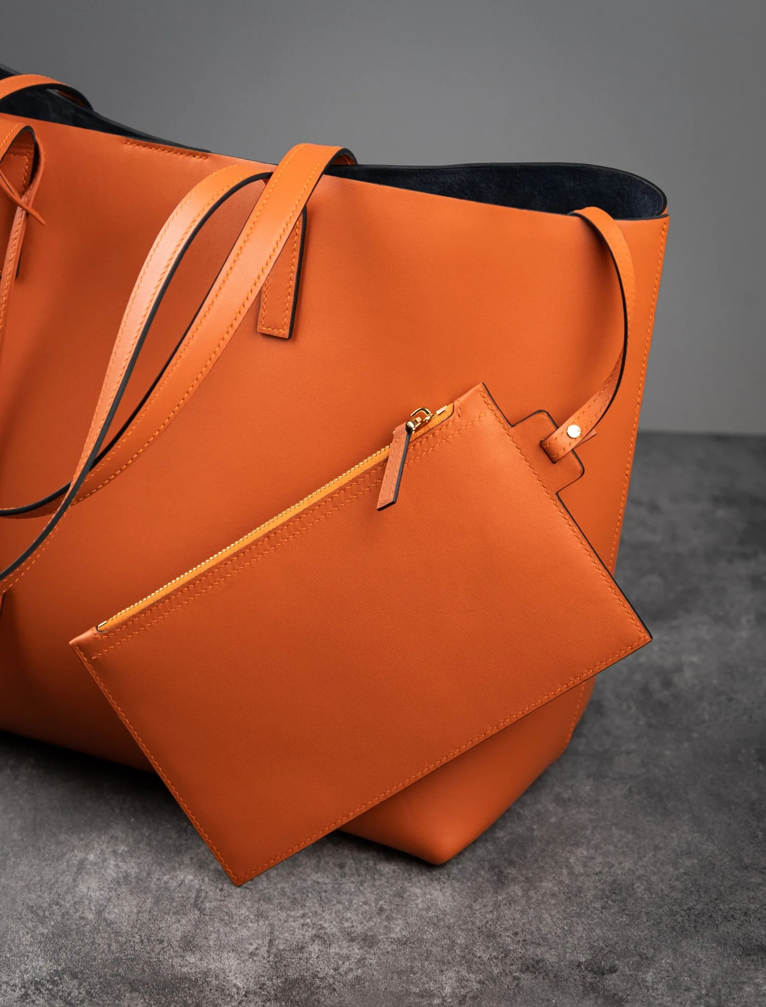 Ảnh Studio Túi tote da bò kèm ví phụ màu cam và xanh - Koi Leather