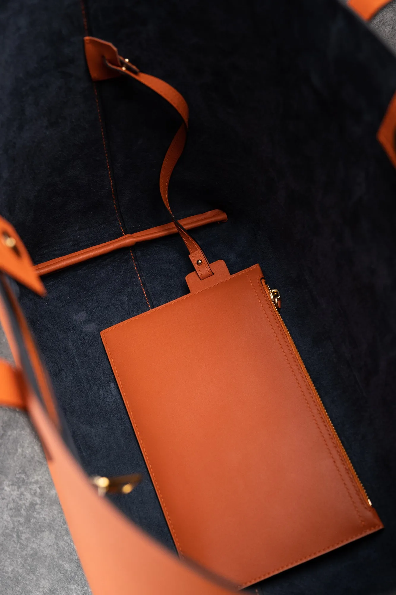 Ảnh Studio Túi tote da bò kèm ví phụ màu cam và xanh - Koi Leather