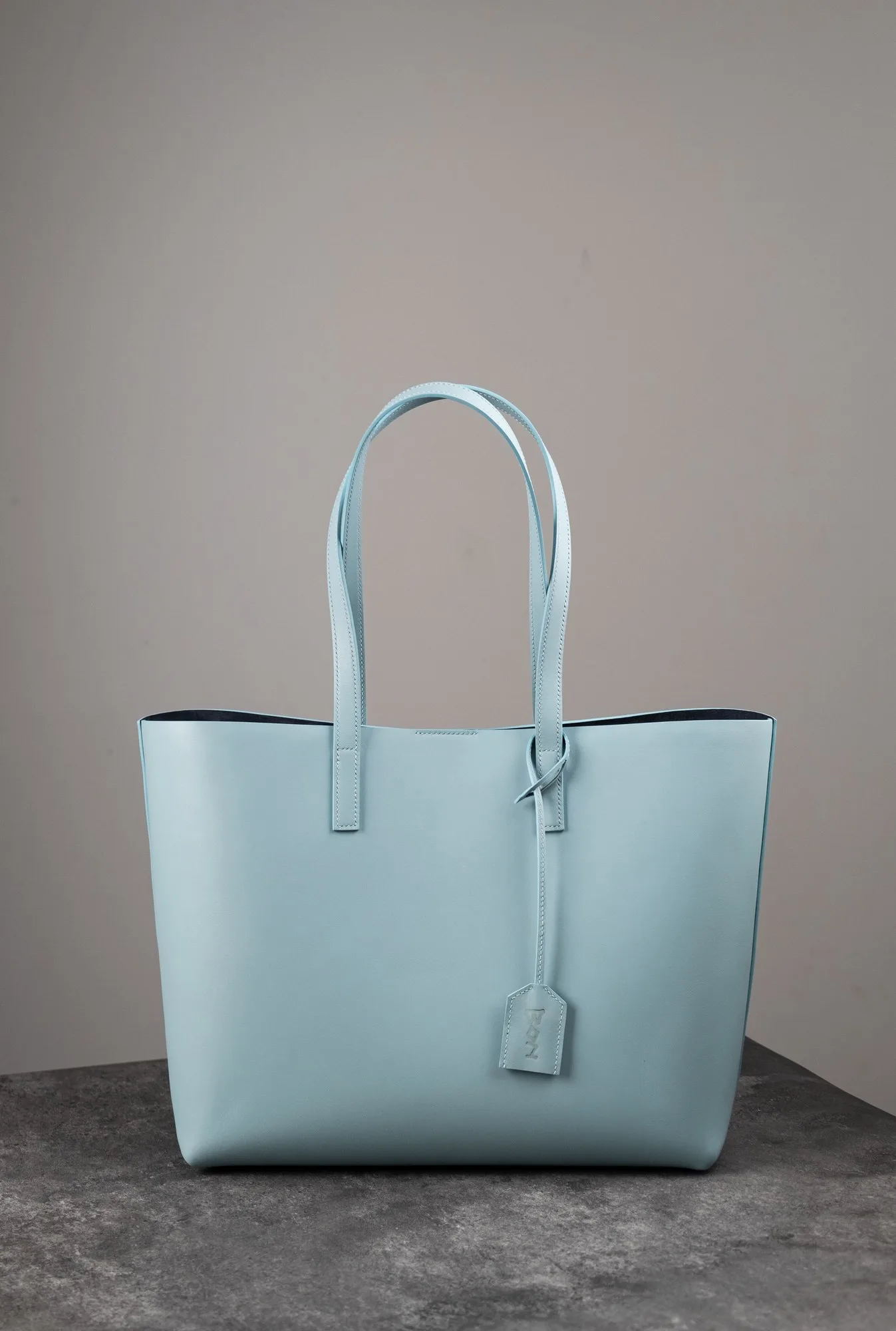 Ảnh Studio Túi tote da bò kèm ví phụ màu cam và xanh - Koi Leather