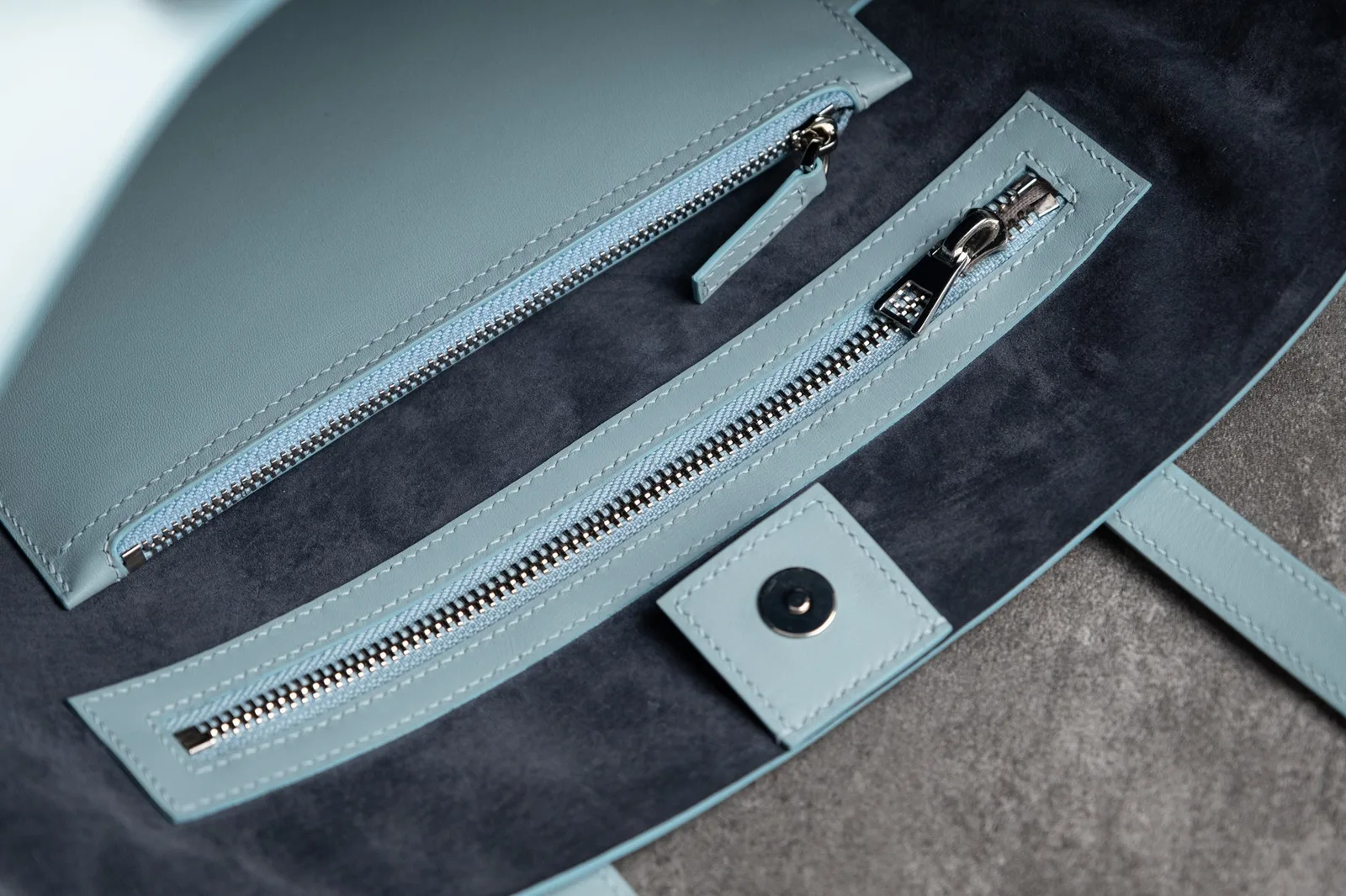 Ảnh Studio Túi tote da bò kèm ví phụ màu cam và xanh - Koi Leather