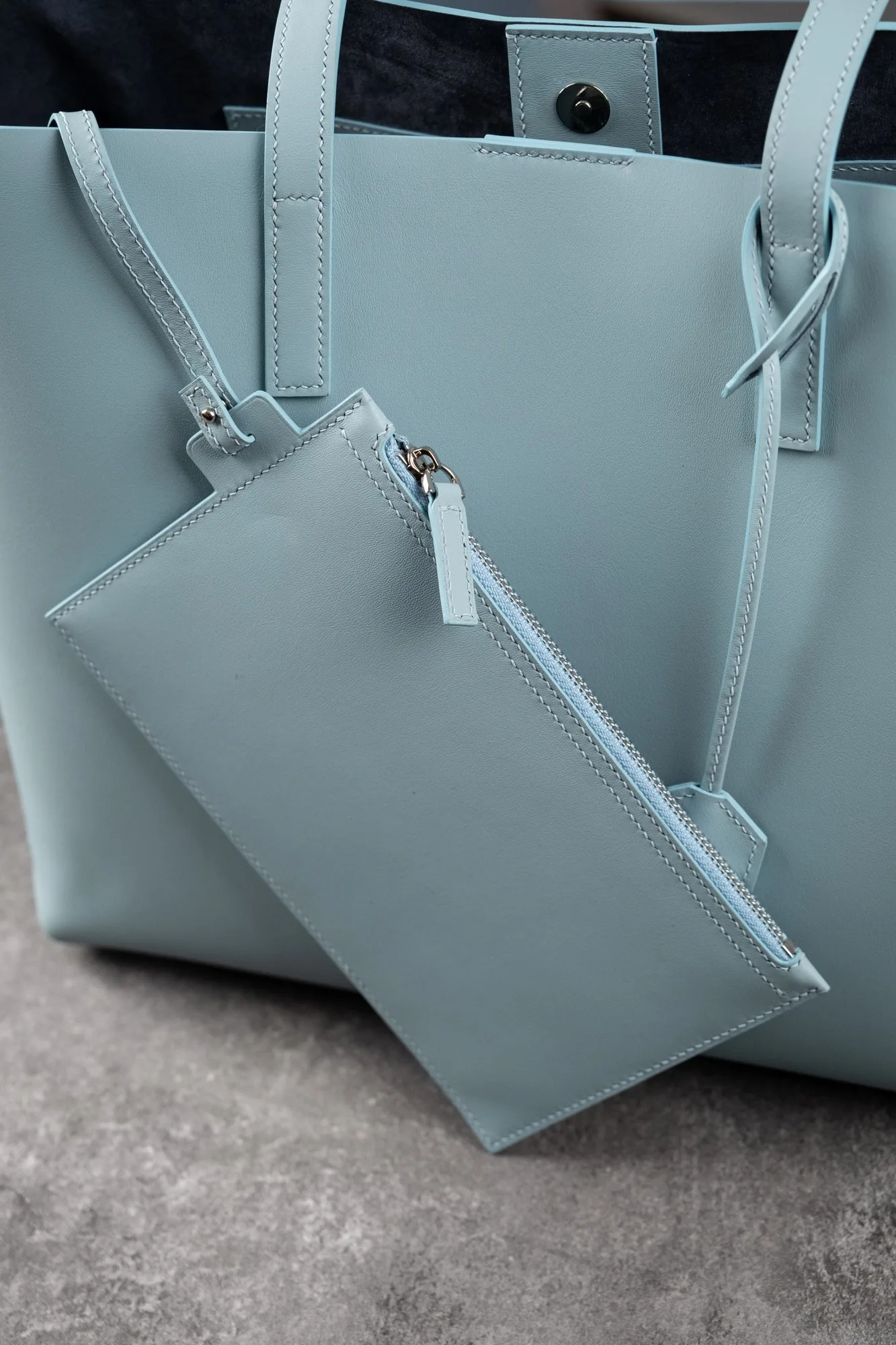 Ảnh Studio Túi tote da bò kèm ví phụ màu cam và xanh - Koi Leather