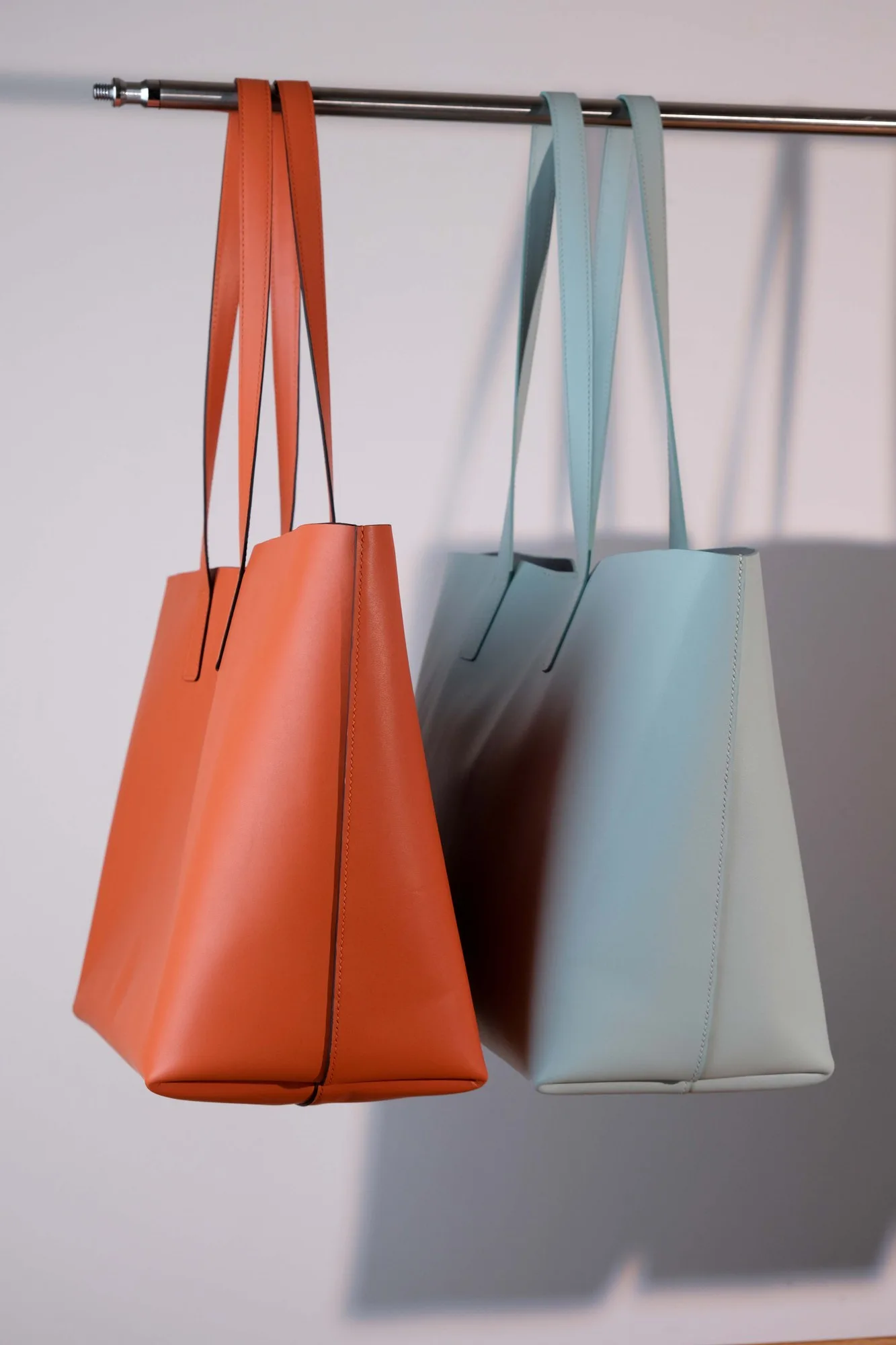 Ảnh Lifestyle Túi tote da bò kèm ví phụ màu cam và xanh - Koi Leather