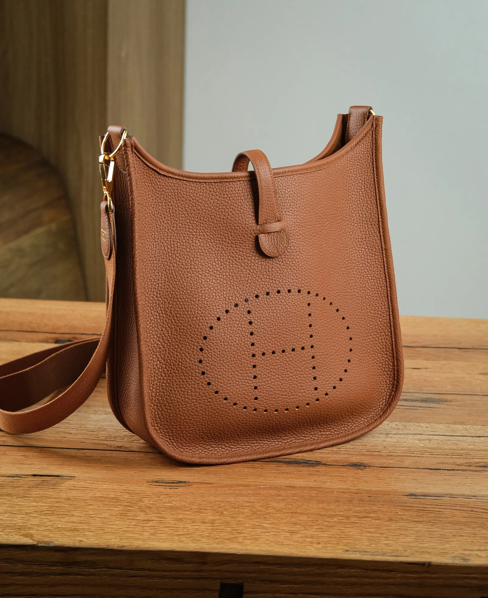 Ảnh Studio Túi đeo chéo da Clemence màu Gold quai bản rộng - Koi Leather