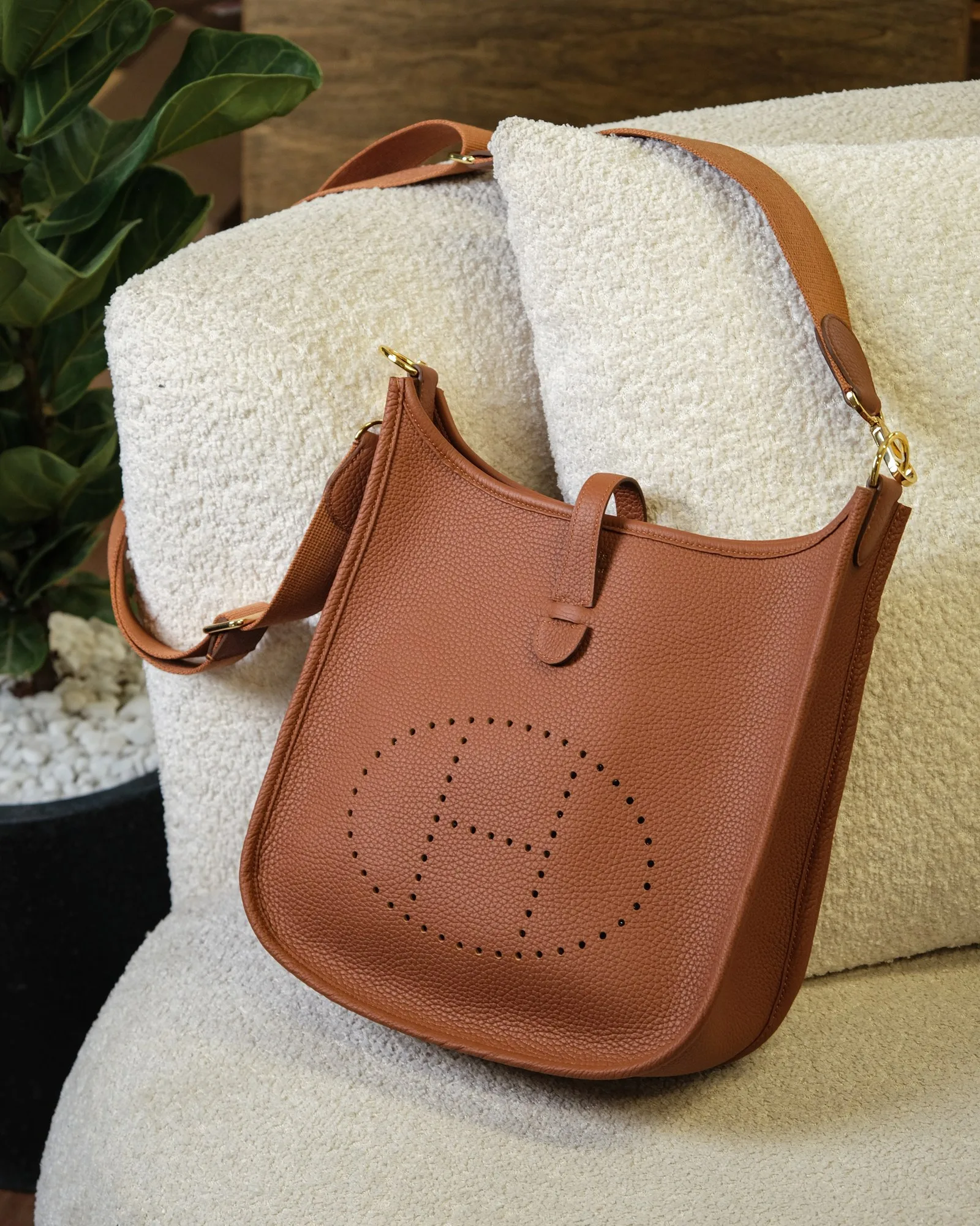 Ảnh Lifestyle Túi đeo chéo da Clemence màu Gold quai bản rộng - Koi Leather