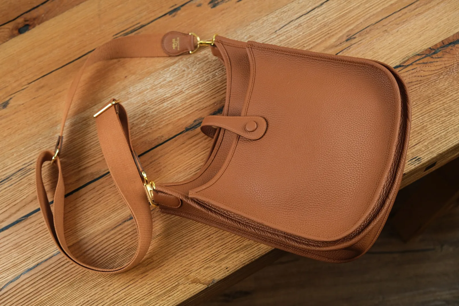Ảnh Studio Túi đeo chéo da Clemence màu Gold quai bản rộng - Koi Leather