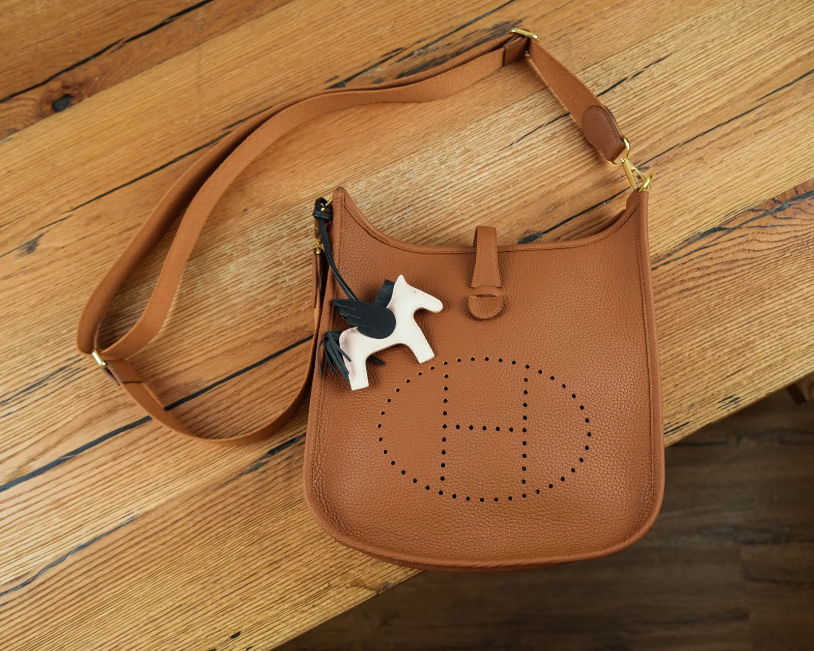 Ảnh Studio Túi đeo chéo da Clemence màu Gold quai bản rộng - Koi Leather