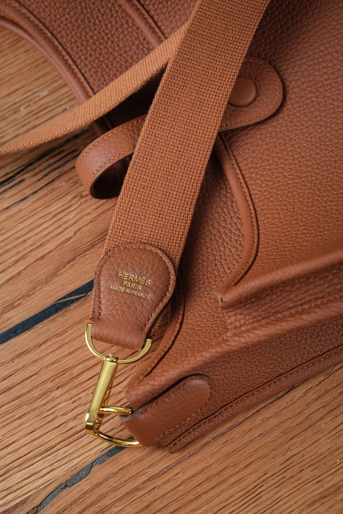 Ảnh Studio Túi đeo chéo da Clemence màu Gold quai bản rộng - Koi Leather