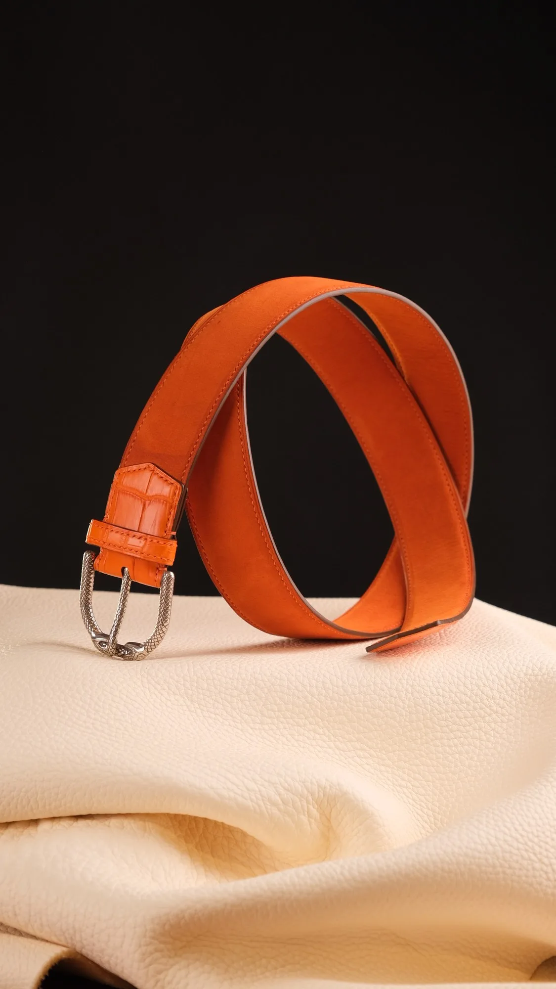 Ảnh Studio Dây lưng phối da cá sấu màu cam khoá rắn Ouroboros - Koi Leather