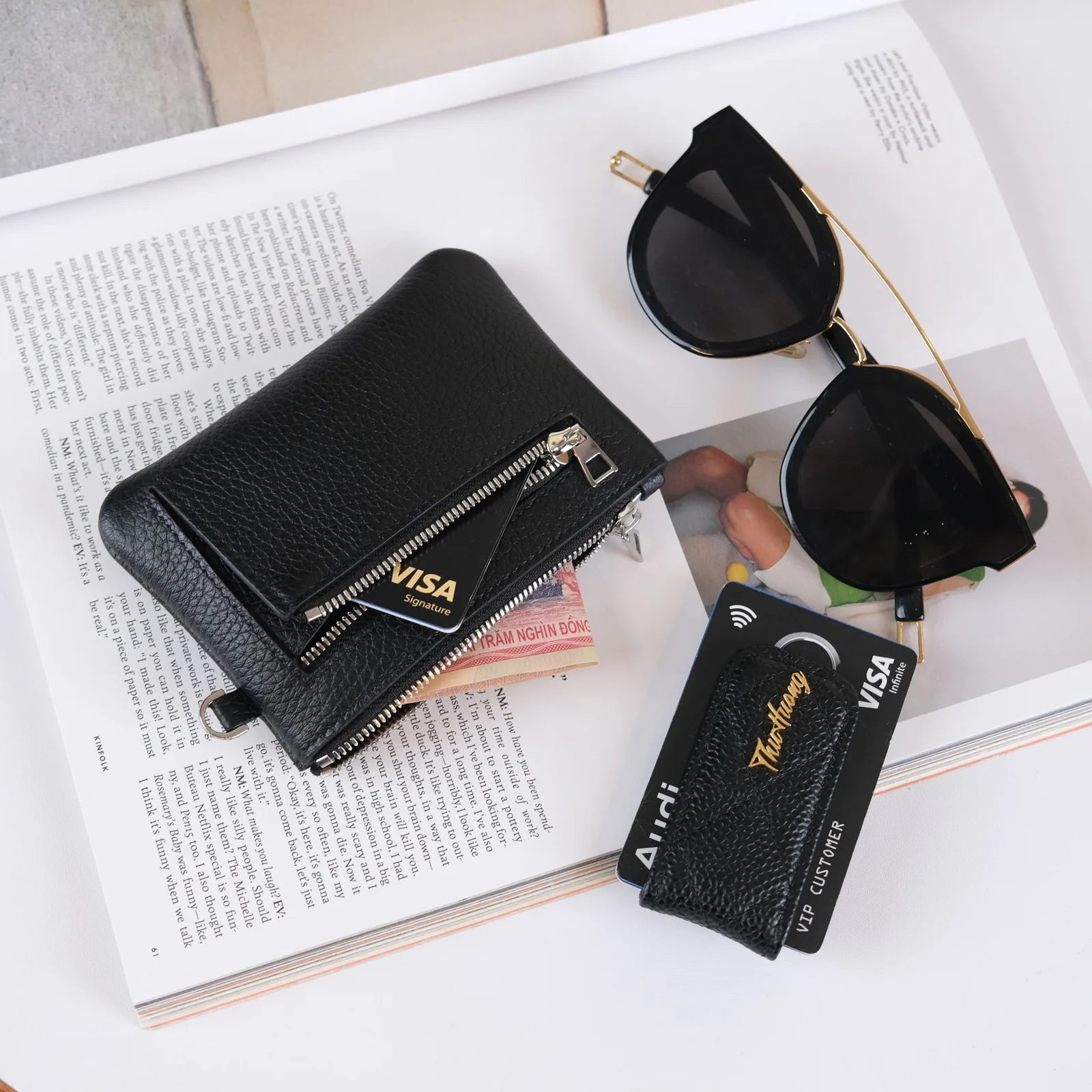 Ảnh Lifestyle Ví zip da bò Togo màu đen có ngăn kéo phụ và khoen D - Koi Leather