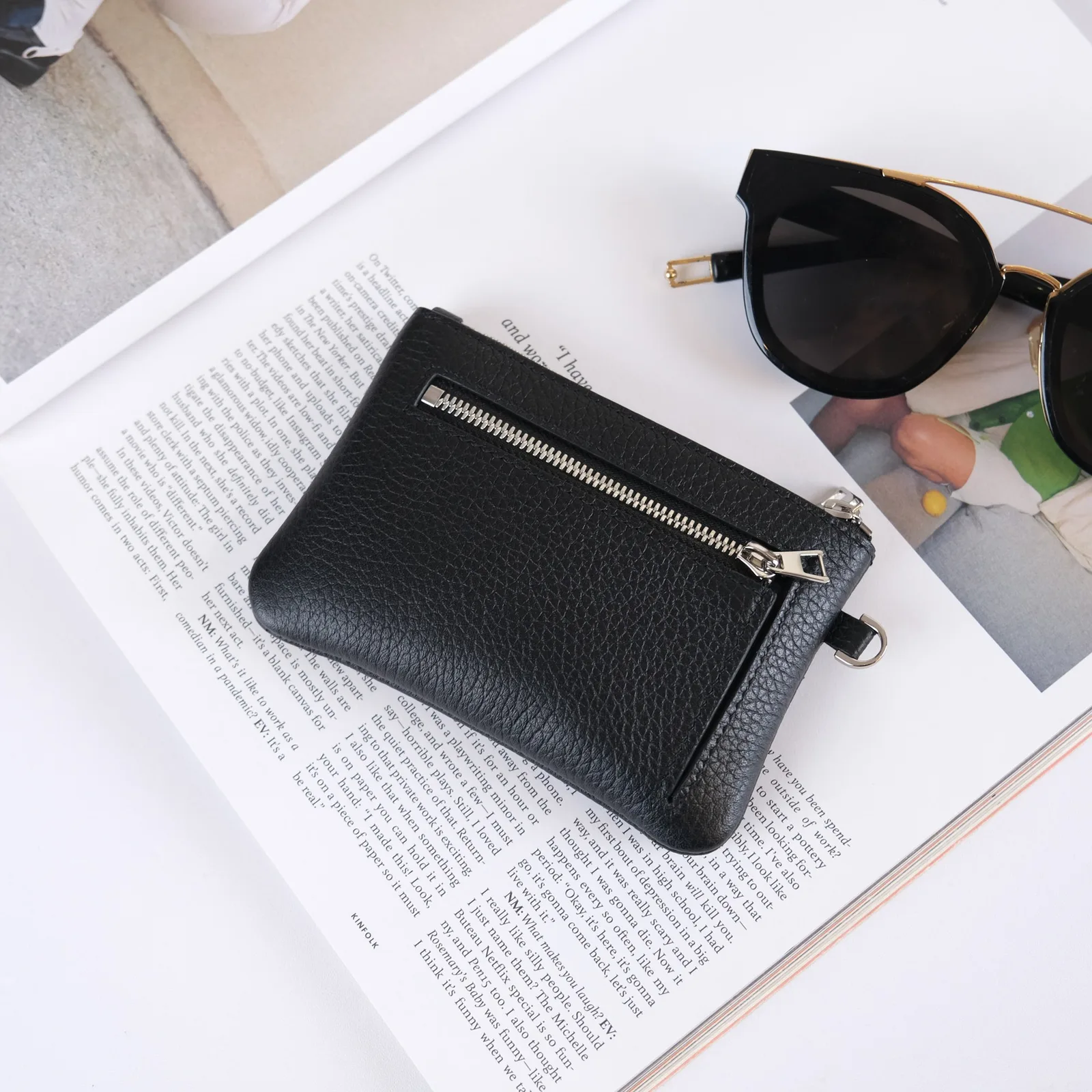 Ảnh Lifestyle Ví zip da bò Togo màu đen có ngăn kéo phụ và khoen D - Koi Leather