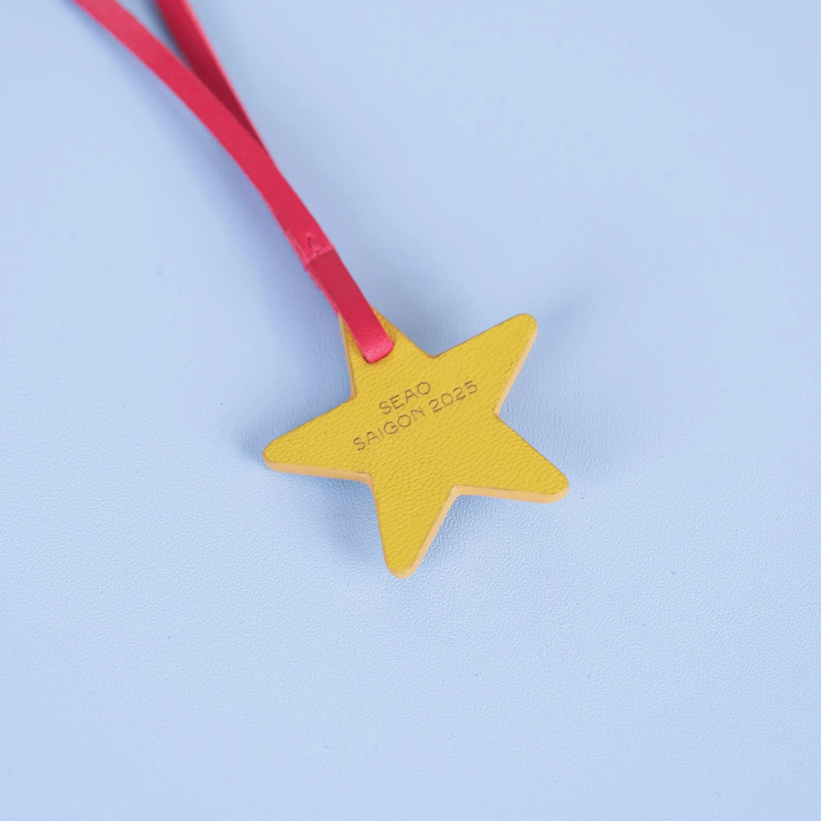 Ảnh Charm treo túi da Epsom hình ngôi sao phối dây đỏ - Koi Leather