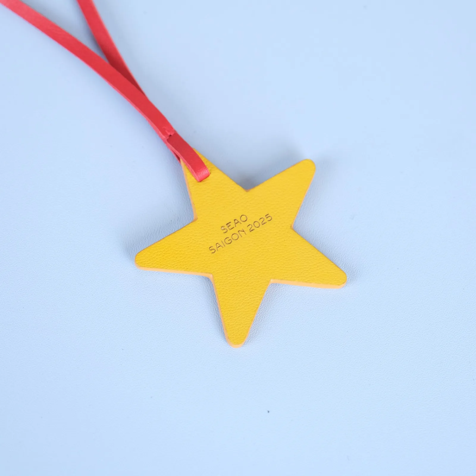 Ảnh Charm treo túi da Epsom hình ngôi sao phối dây đỏ - Koi Leather
