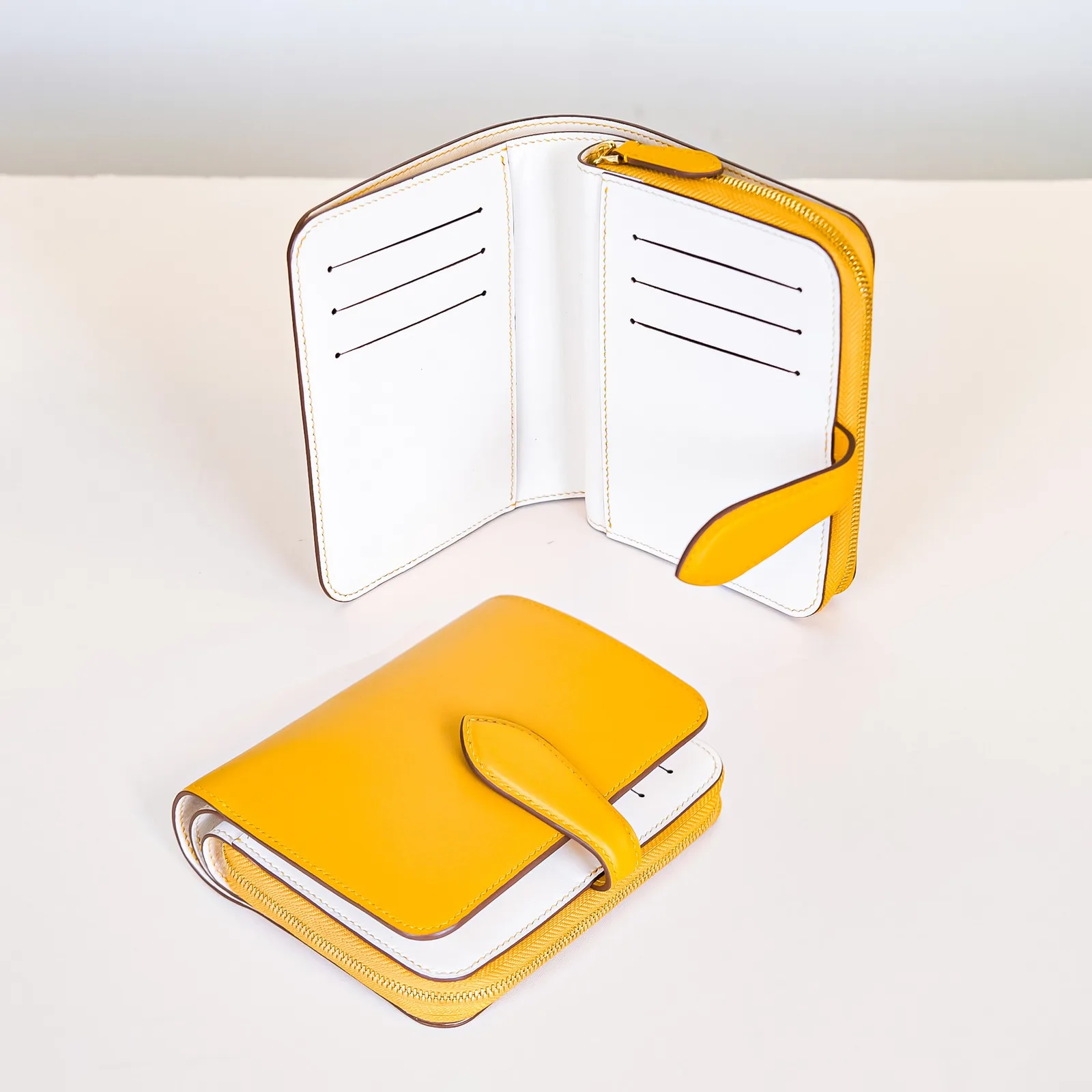 Ảnh Studio Ví da bò dáng gập màu vàng mustard phối ngăn zip - Koi Leather