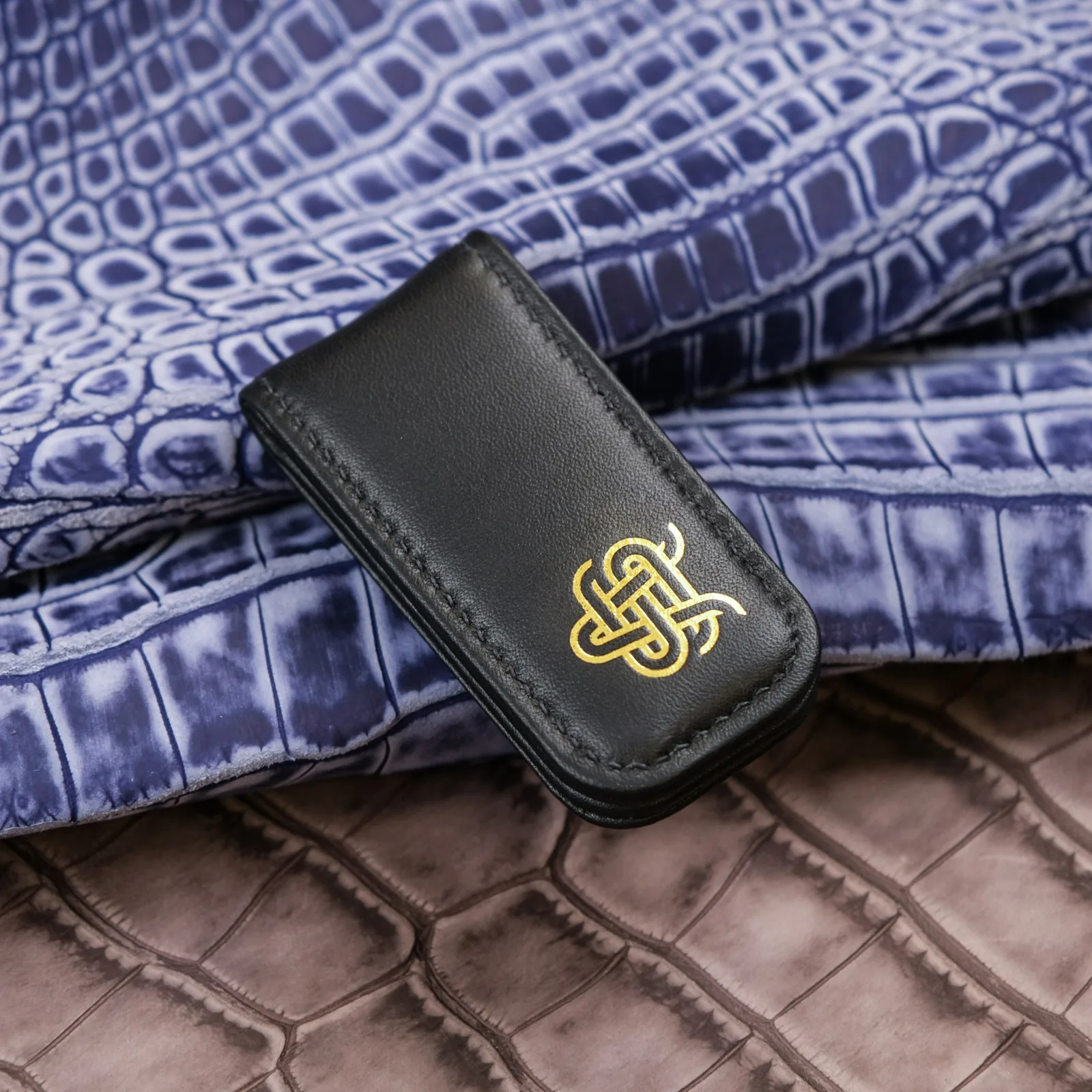 Ảnh Studio Kẹp tiền nam châm da bò màu đen dập nhũ vàng - Koi Leather