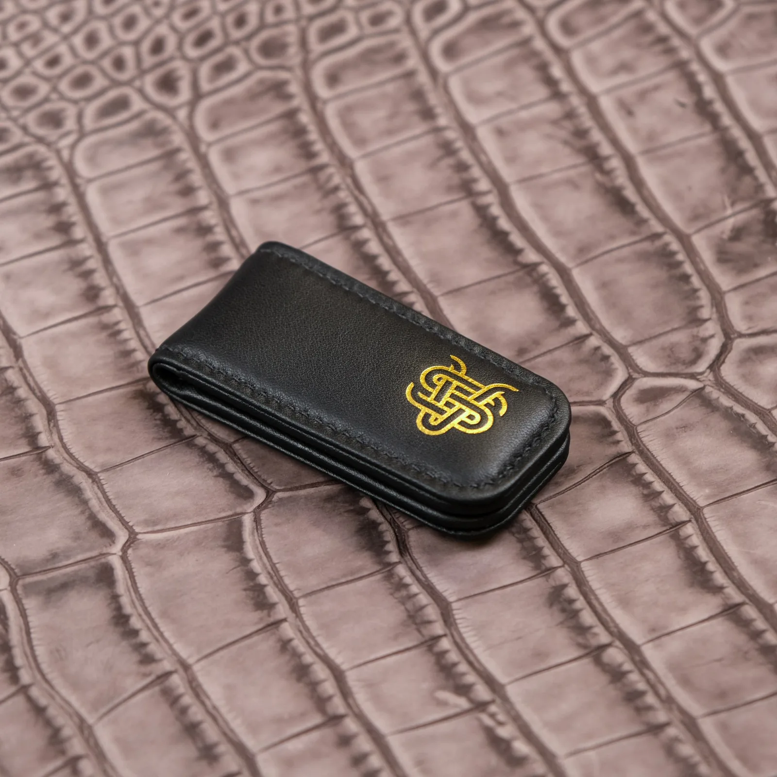 Ảnh Studio Kẹp tiền nam châm da bò màu đen dập nhũ vàng - Koi Leather