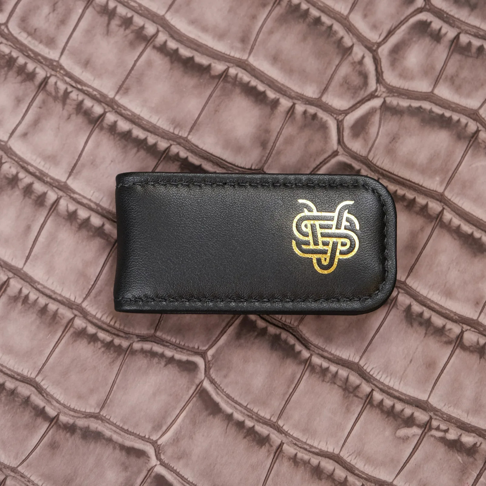 Ảnh Studio Kẹp tiền nam châm da bò màu đen dập nhũ vàng - Koi Leather