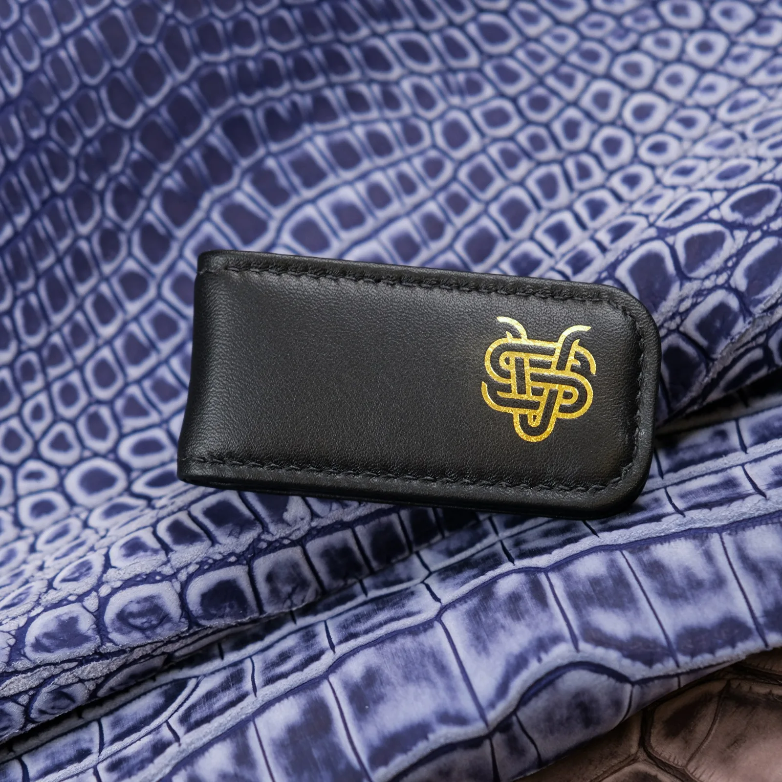 Ảnh Studio Kẹp tiền nam châm da bò màu đen dập nhũ vàng - Koi Leather