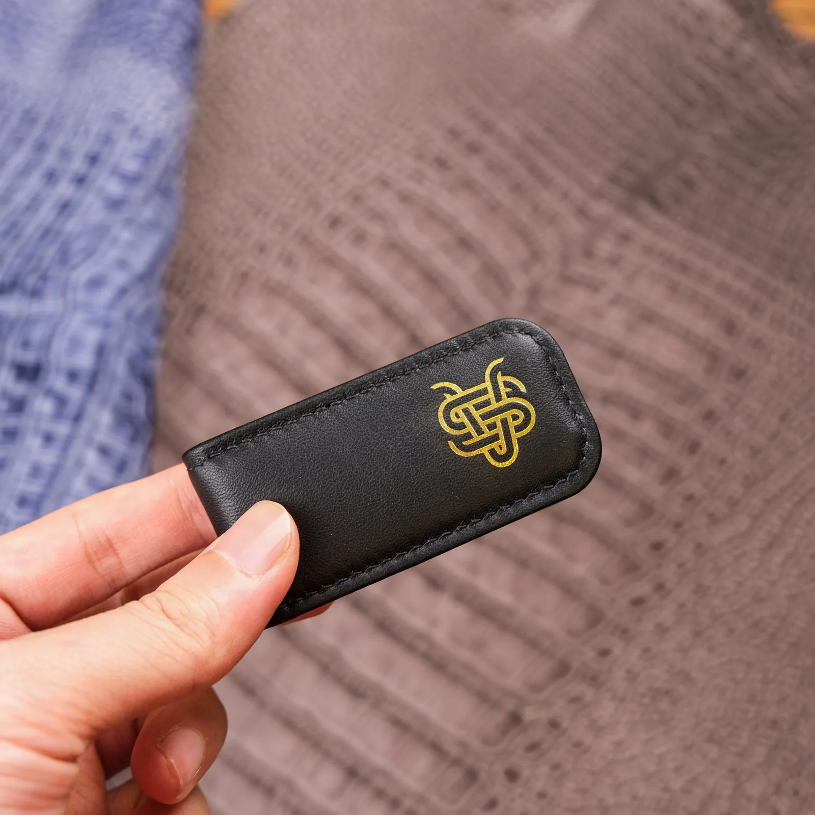 Ảnh Lifestyle Kẹp tiền nam châm da bò màu đen dập nhũ vàng - Koi Leather