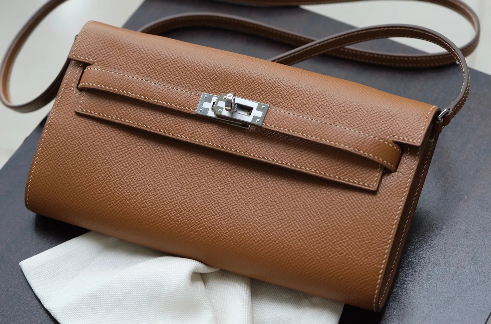 Ảnh Studio Túi đeo chéo dáng ví da Epsom màu vàng bò - Koi Leather