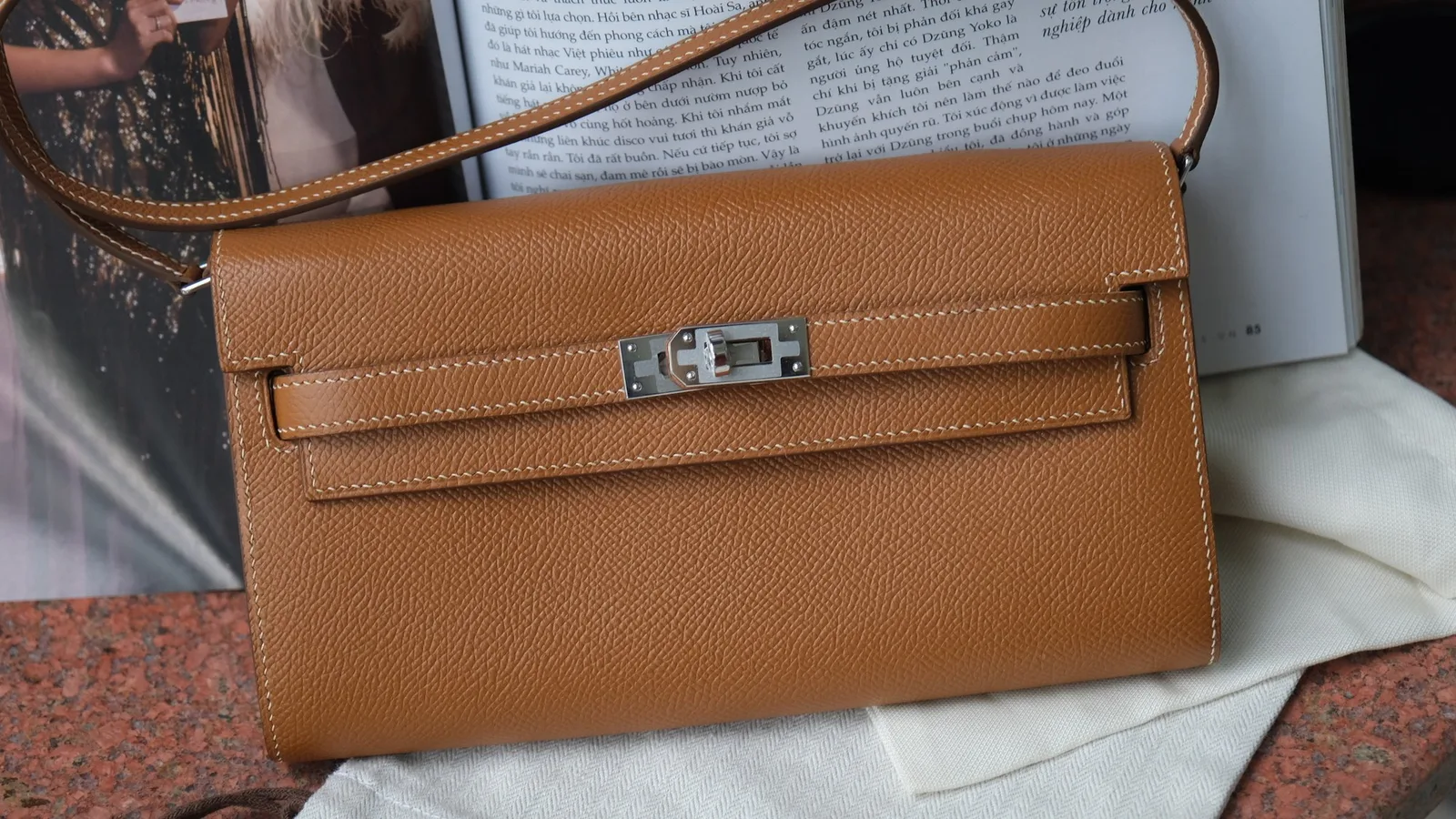 Ảnh Lifestyle Túi đeo chéo dáng ví da Epsom màu vàng bò - Koi Leather