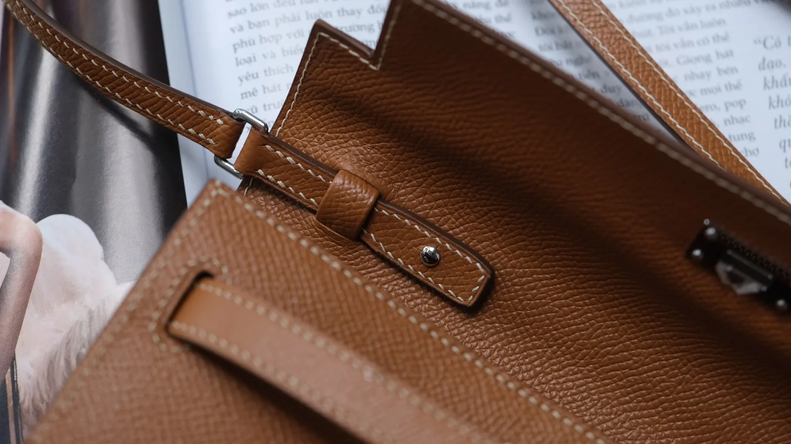 Ảnh Lifestyle Túi đeo chéo dáng ví da Epsom màu vàng bò - Koi Leather