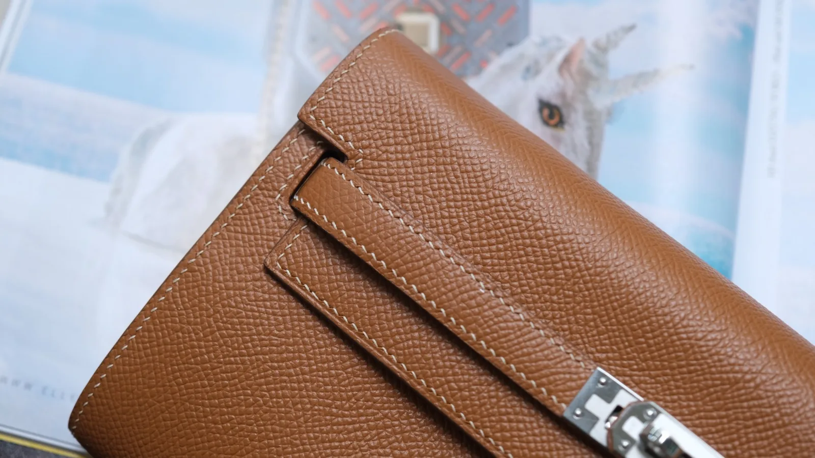 Ảnh Studio Túi đeo chéo dáng ví da Epsom màu vàng bò - Koi Leather