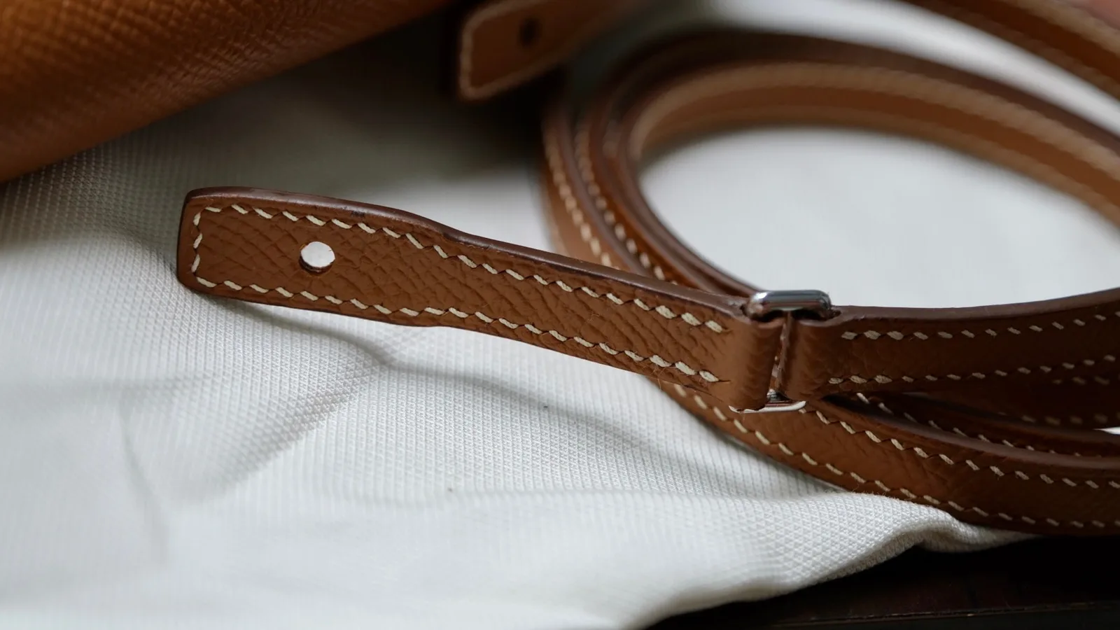 Ảnh Studio Túi đeo chéo dáng ví da Epsom màu vàng bò - Koi Leather