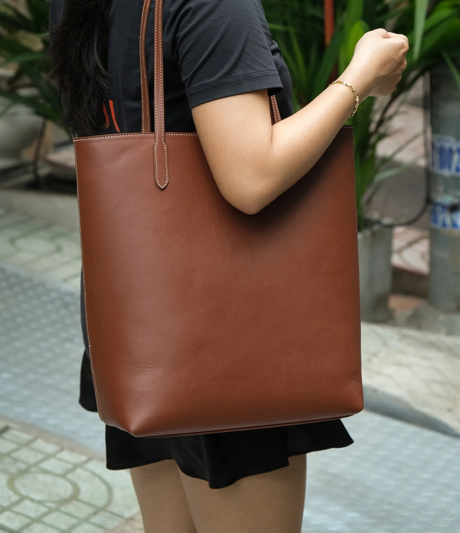 Ảnh Lifestyle Túi tote da bò dáng đứng quai đeo vai - Koi Leather