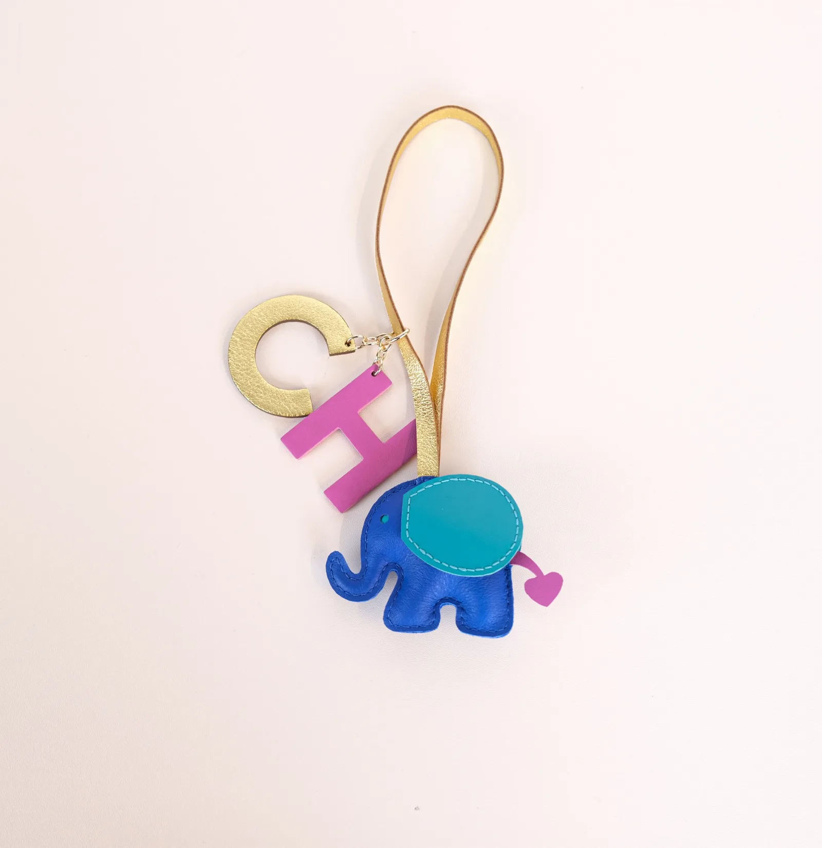 Ảnh Studio Charm treo túi hình chú voi bằng da phối chữ cái - Koi Leather
