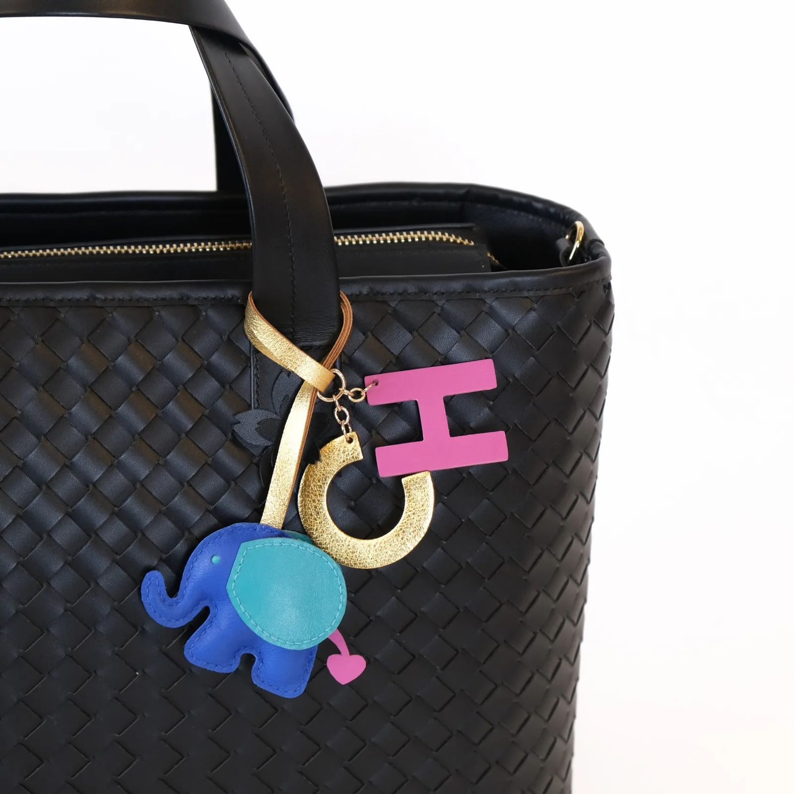 Ảnh Lifestyle Charm treo túi hình chú voi bằng da phối chữ cái - Koi Leather