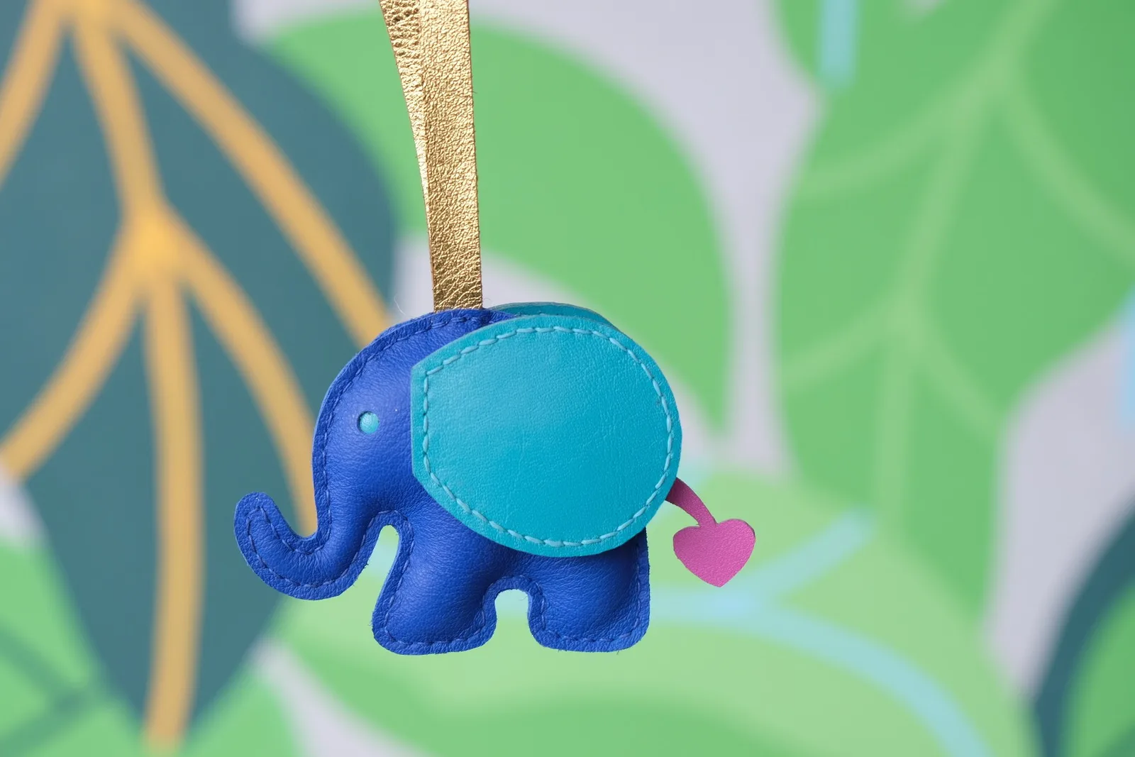 Ảnh Studio Charm treo túi hình chú voi bằng da phối chữ cái - Koi Leather